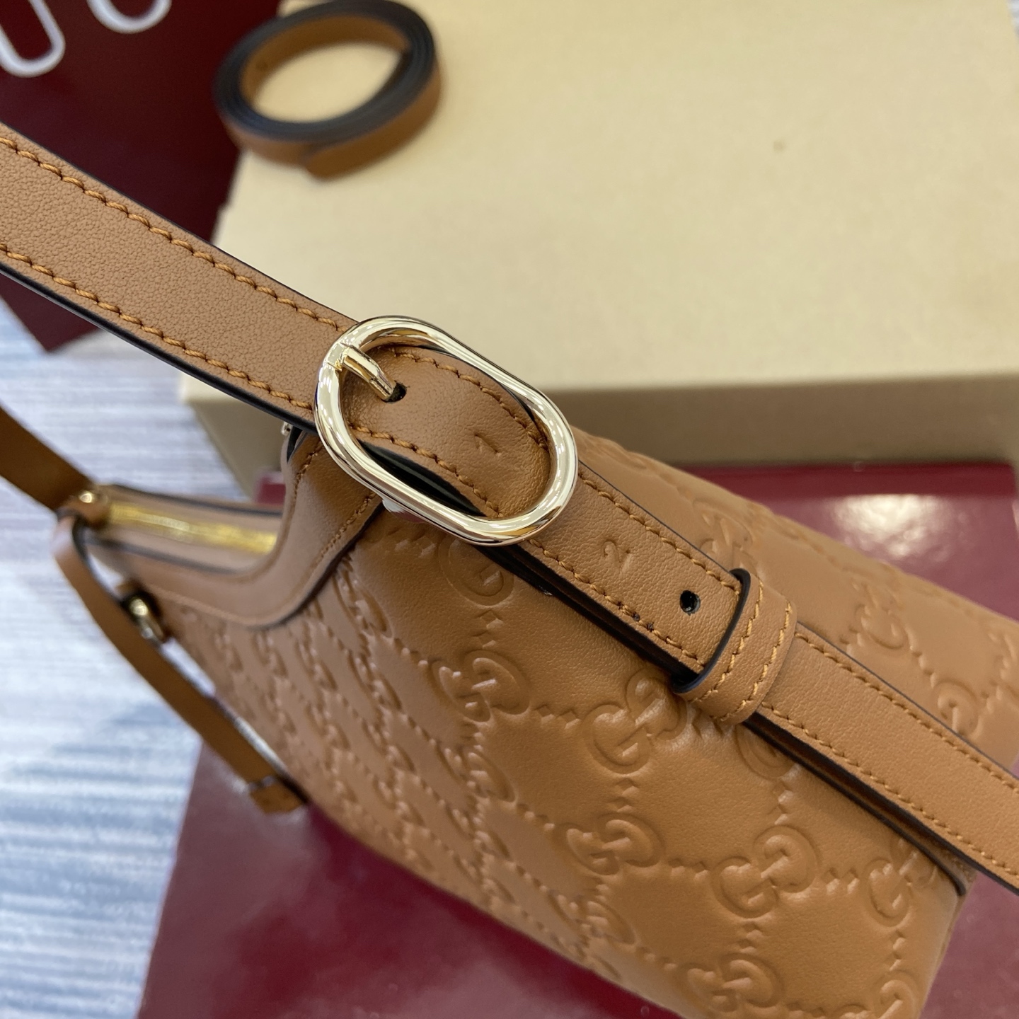 Gucci Emblem Embossed Leather Shoulder Bag - Brown, 22 cm x 14 cm x 8 cm 9 i1753426850548 719 0 10