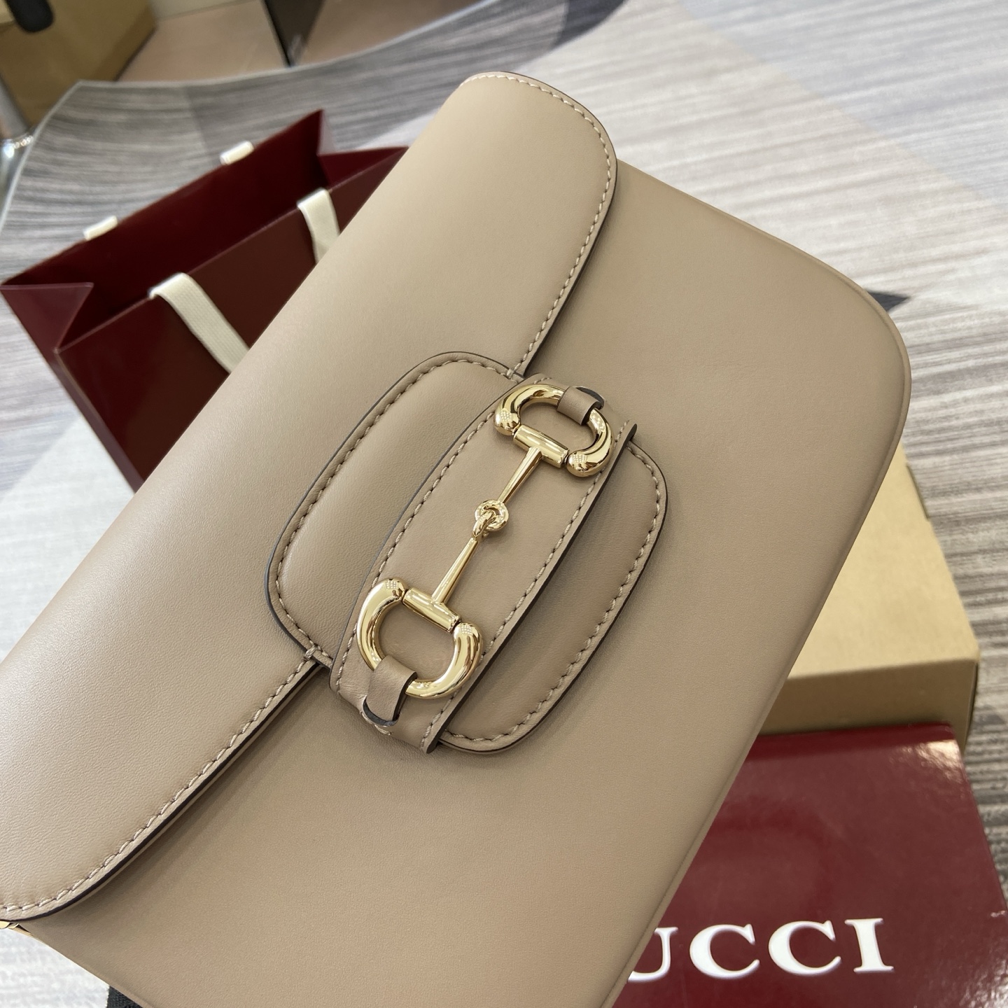 Gucci Horsebit 1955 Small Shoulder Bag in Taupe Leather with Gold Hardware 7 i1753854159259 1855 0 5