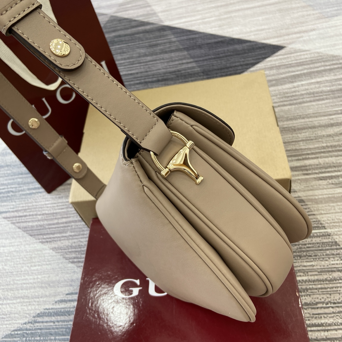 Gucci Horsebit 1955 Small Shoulder Bag in Taupe Leather with Gold Hardware 5 i1753854160700 1311 0 2