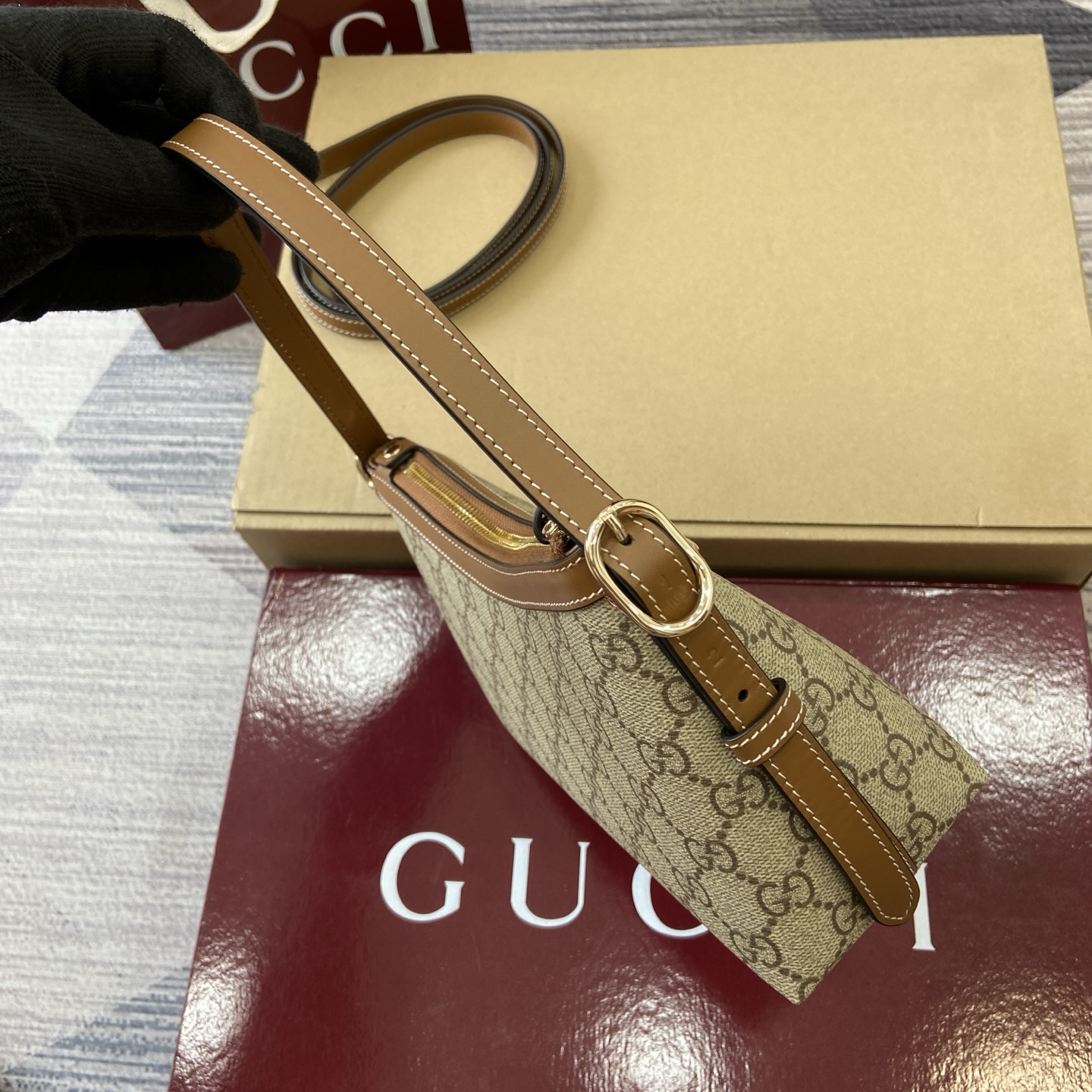 Gucci Emblem Embossed Leather Shoulder Bag - Brown 5 i1754119010039 1960 0 2