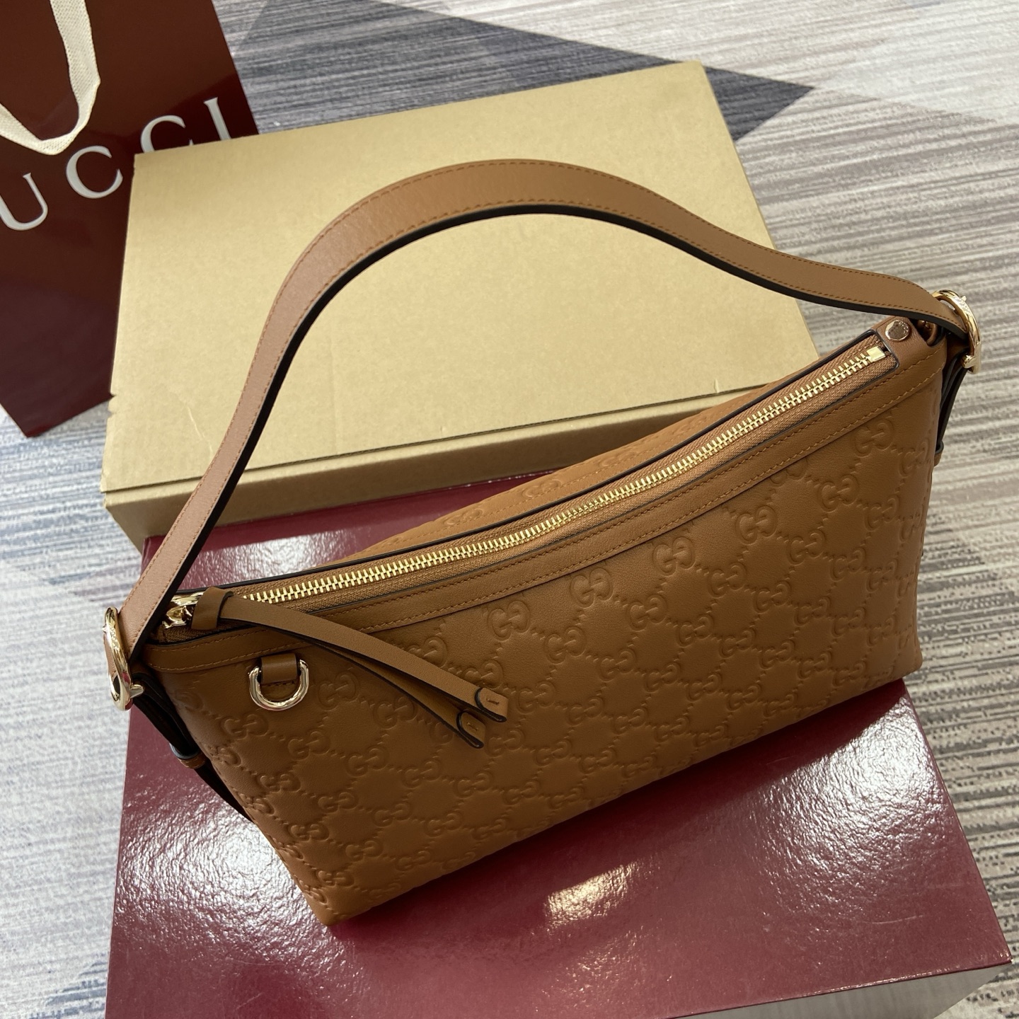 Gucci Emblem Embossed Leather Shoulder Bag - Brown, 30cm x 19cm x 11cm 5 i1754119029060 7887 0 4