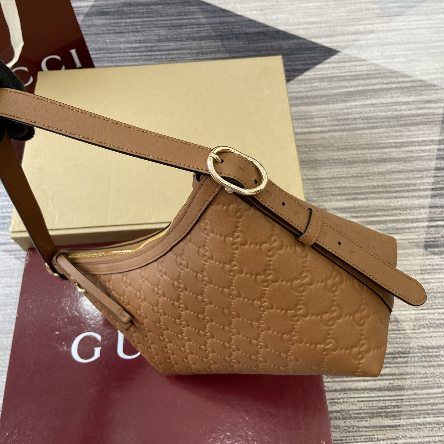 Gucci Emblem Embossed Leather Shoulder Bag - Brown, 30cm x 19cm x 11cm 11 i1754119031644 2848 0 9