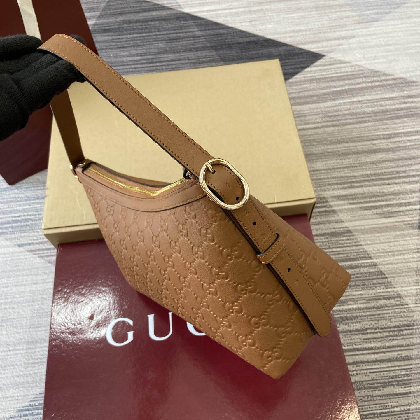 Gucci Emblem Embossed Leather Shoulder Bag - Brown, 30cm x 19cm x 11cm 4 i1754119033291 9211 0 2