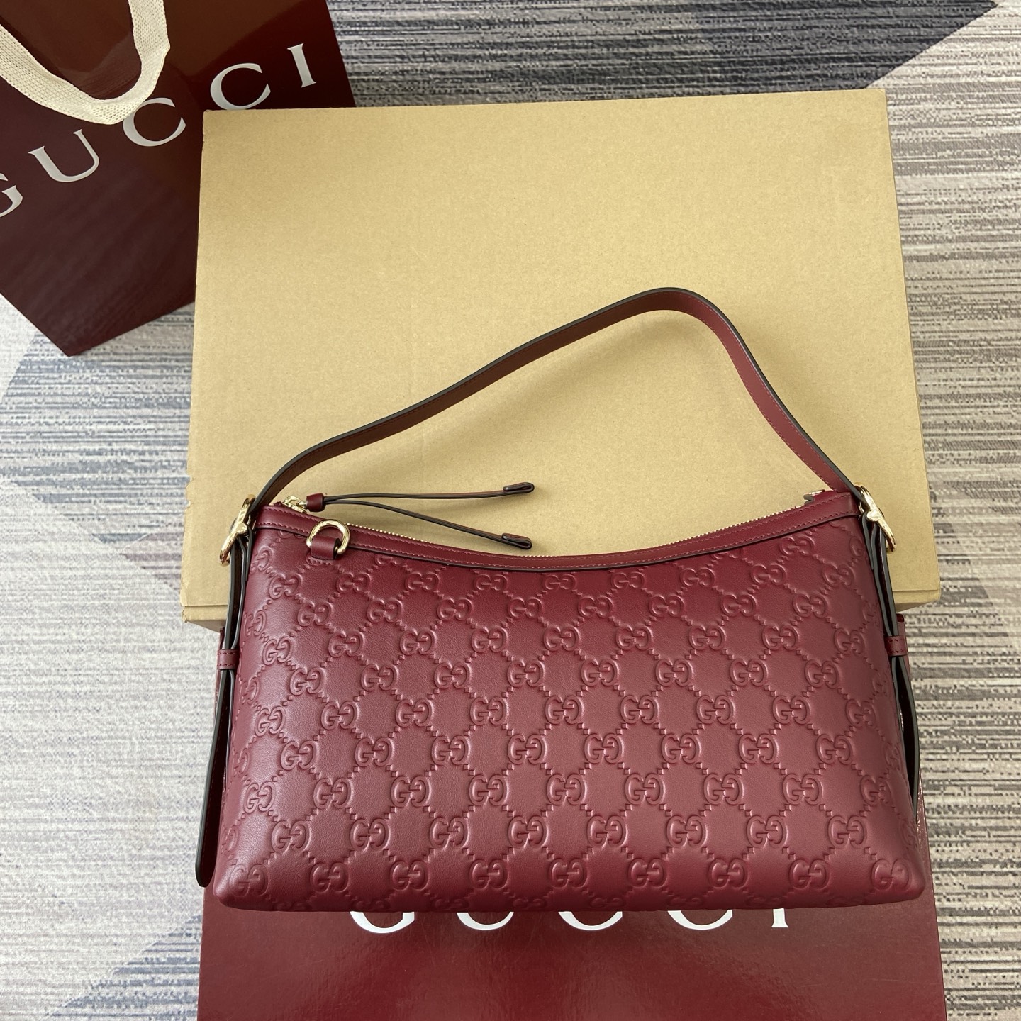 Gucci Emblem Embossed Leather Shoulder Bag, Ancoro Red - Model 847449 2 i1754119038914 1072 0 0