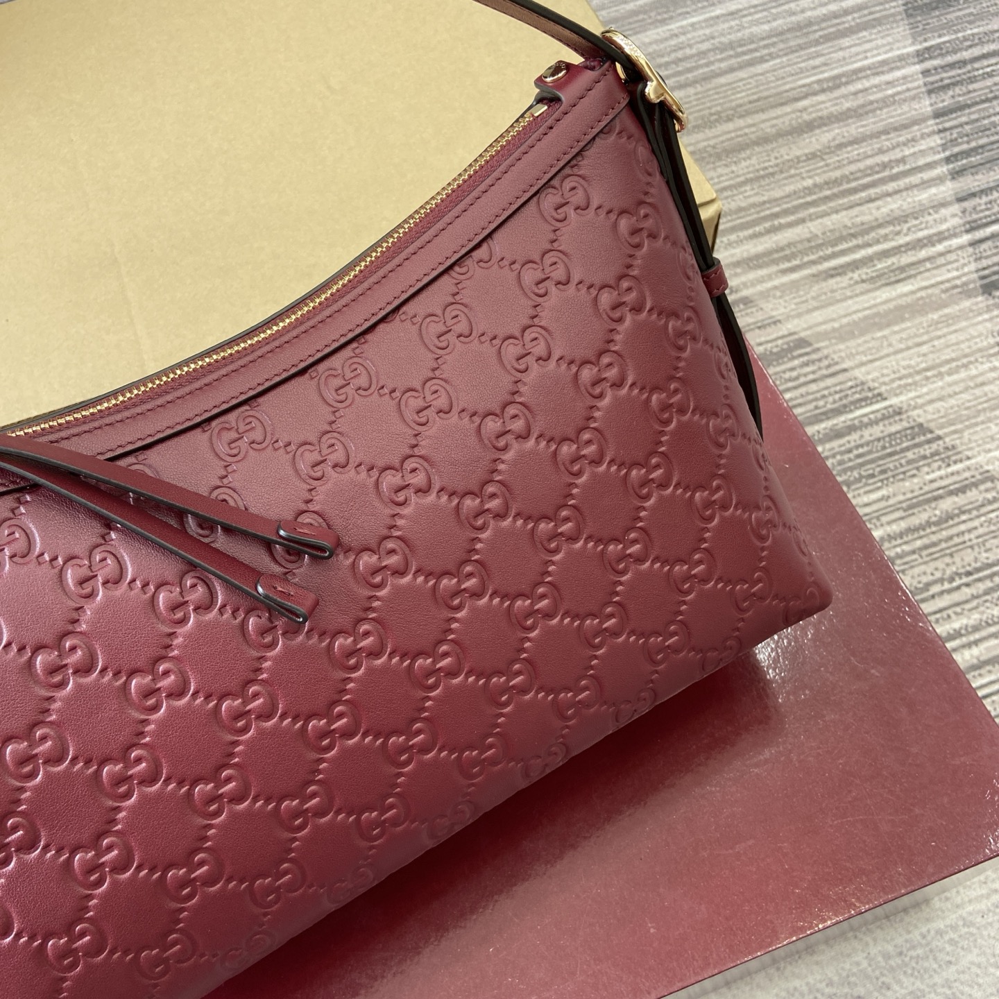 Gucci Emblem Embossed Leather Shoulder Bag, Ancoro Red - Model 847449 11 i1754119039963 6914 0 10