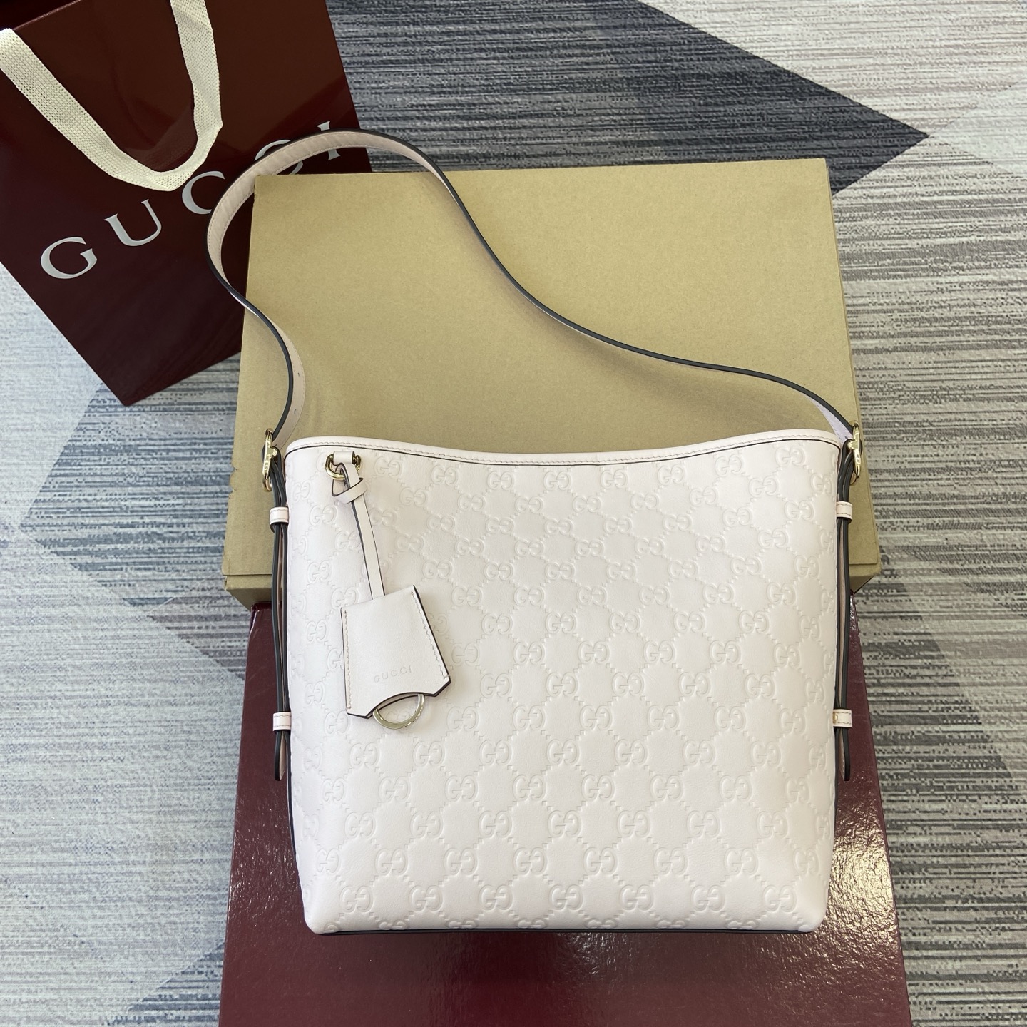 Gucci Emblem Pale Pink Embossed Leather Shoulder Bag - Elegant & Spacious 3 i1756271344118 901 0 0