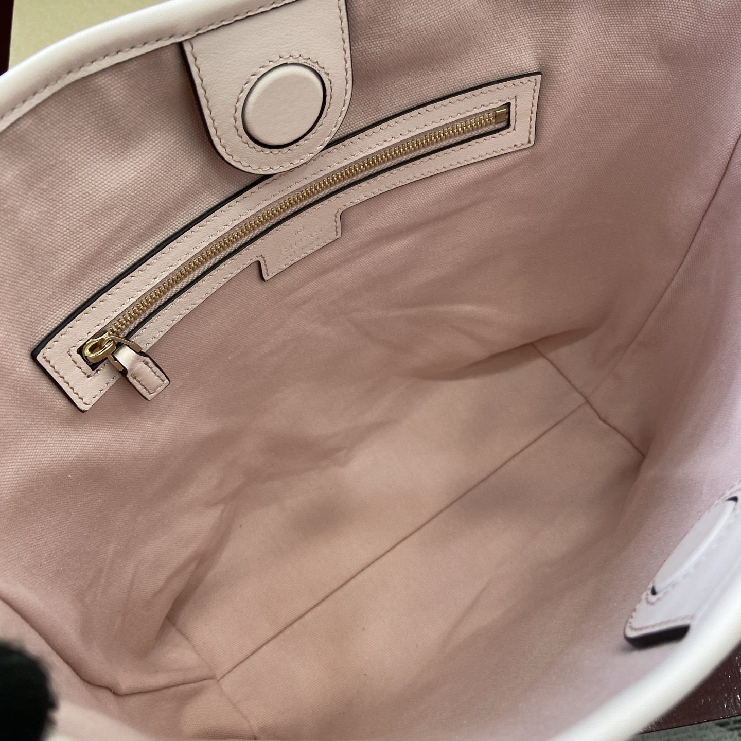 Gucci Emblem Pale Pink Embossed Leather Shoulder Bag - Elegant & Spacious 10 i1756271346193 9765 0 9