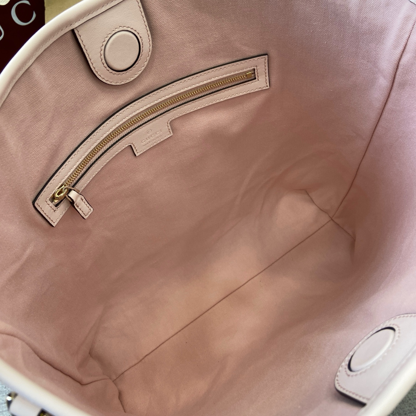 Gucci Emblem Embossed Leather Bucket Bag - Pale Pink, 30.5 x 30.5 x 9 cm 10 i1756271363414 7480 0 9