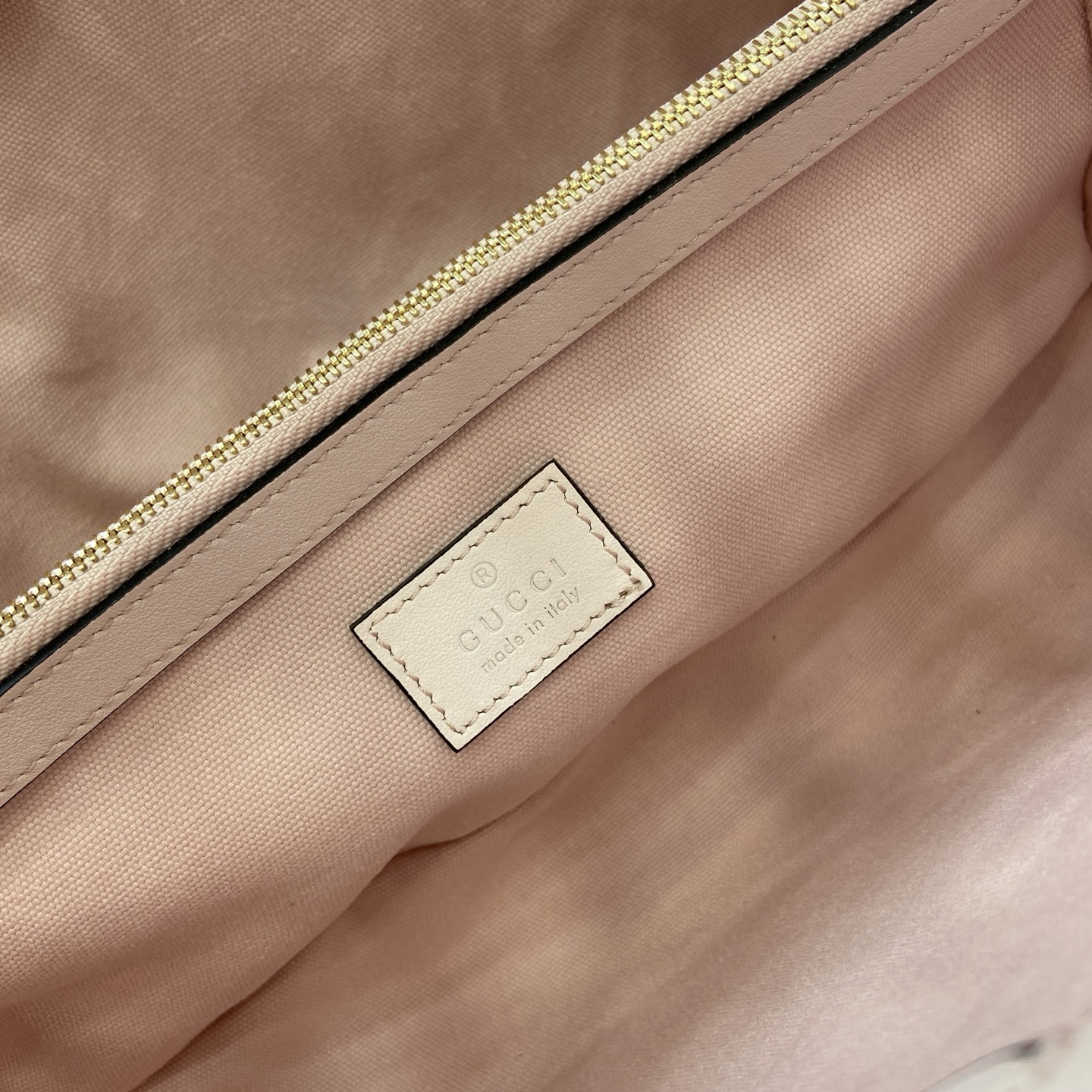 Gucci Emblem Small Tote Bag in Pink Leather with Adjustable Strap 10 i1756271422376 2911 0 9