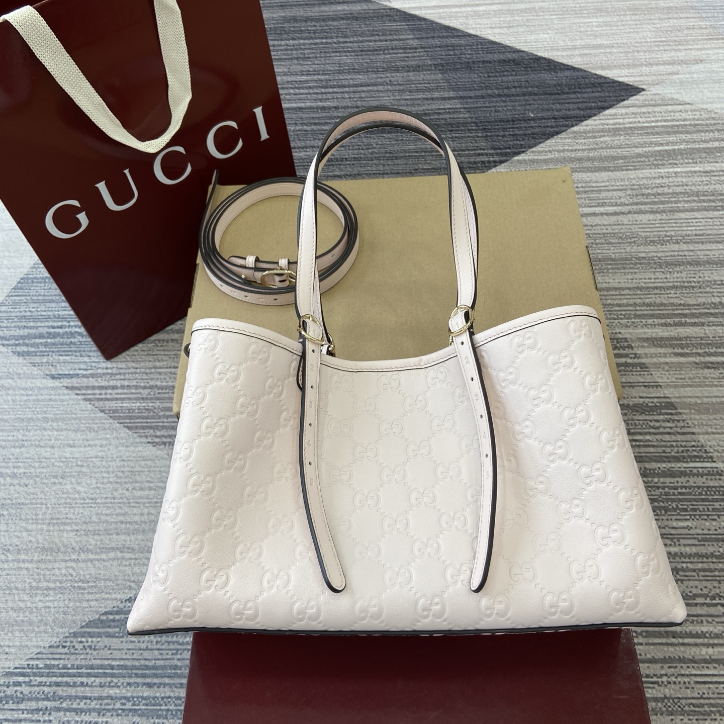 Gucci Emblem Small Tote Bag in Pink Leather with Adjustable Strap 3 i1756271422494 2094 0 1