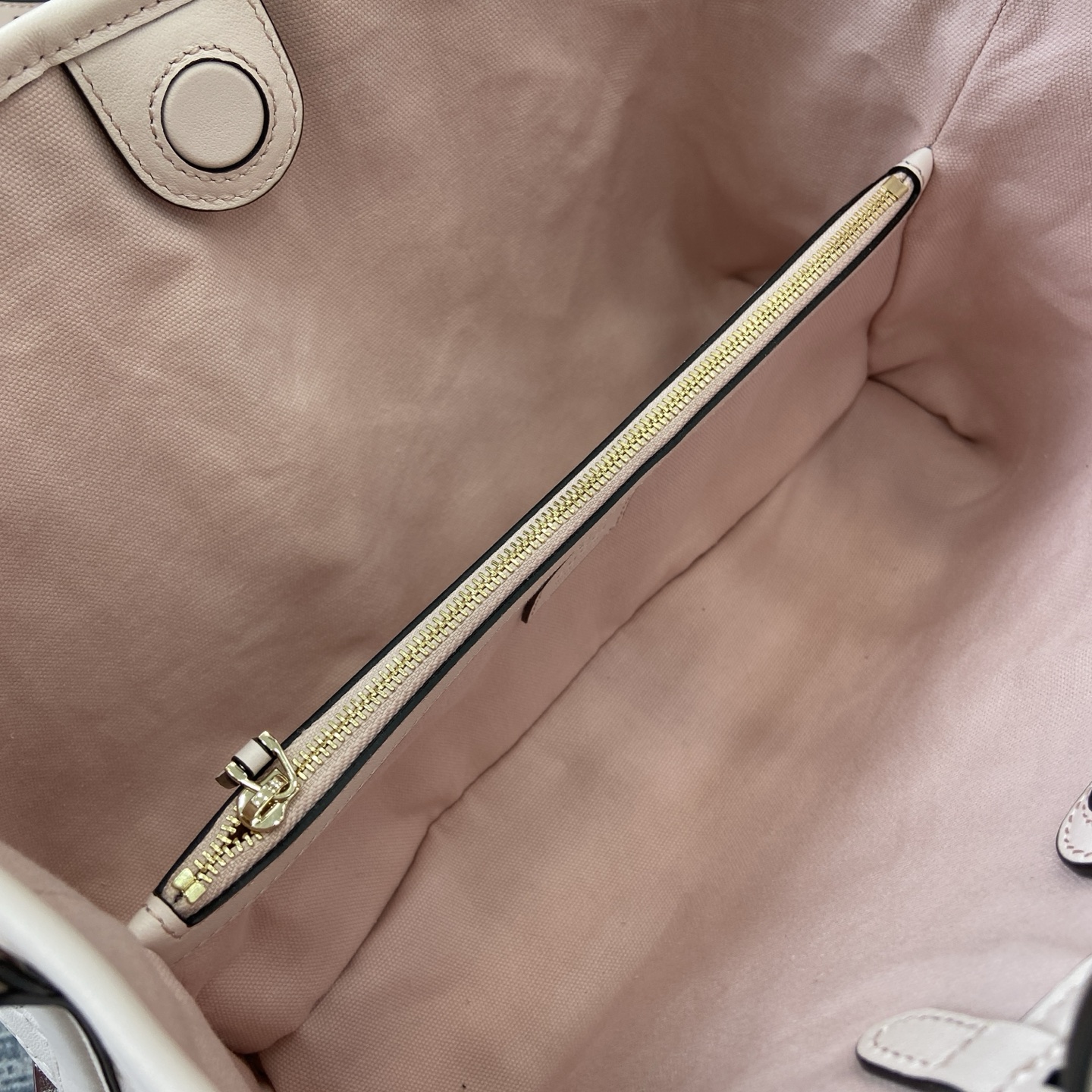 Gucci Emblem Small Tote Bag in Pink Leather with Adjustable Strap 9 i1756271422541 5863 0 8