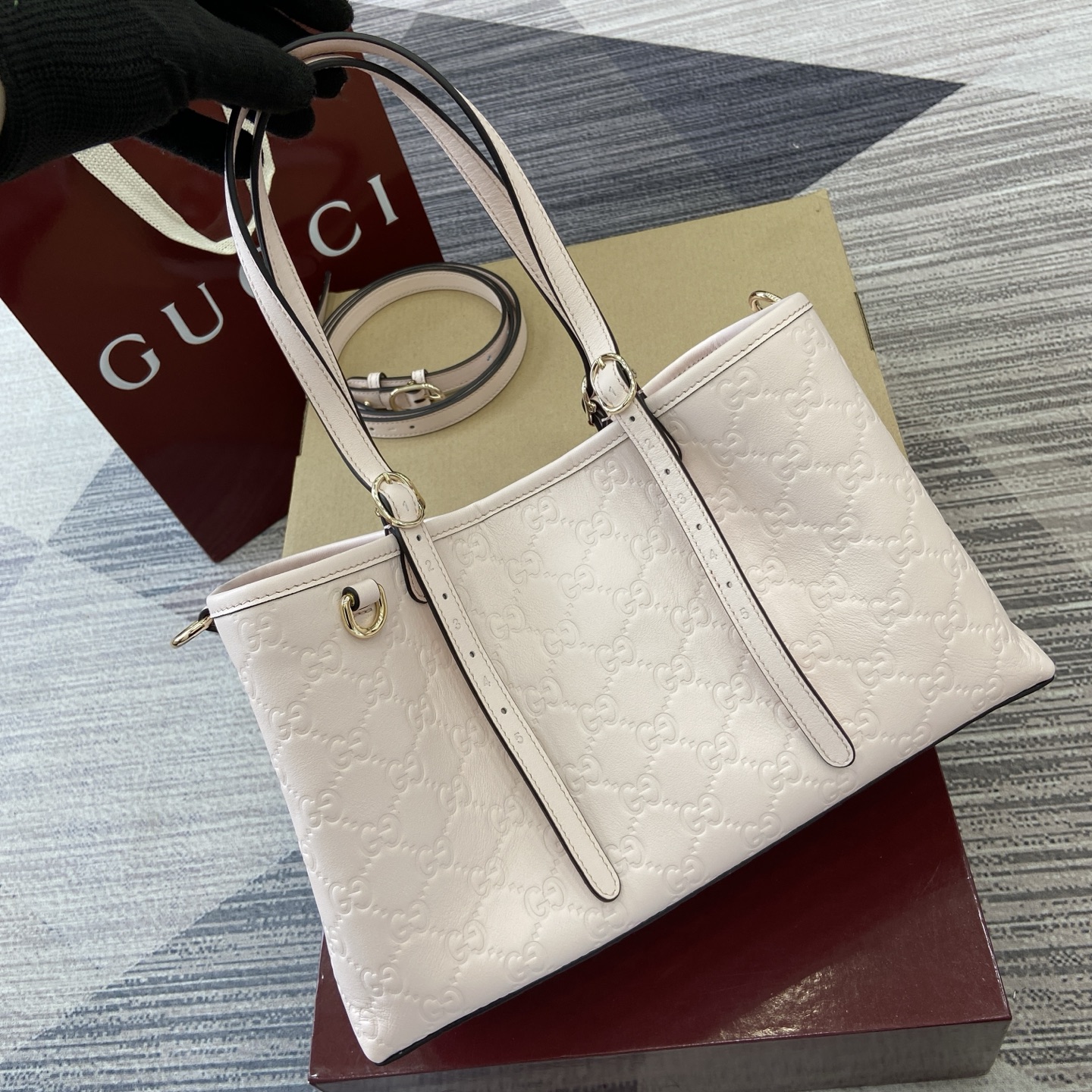 Gucci Emblem Small Tote Bag in Pink Leather with Adjustable Strap 1 i1756271424302 9526 0 4
