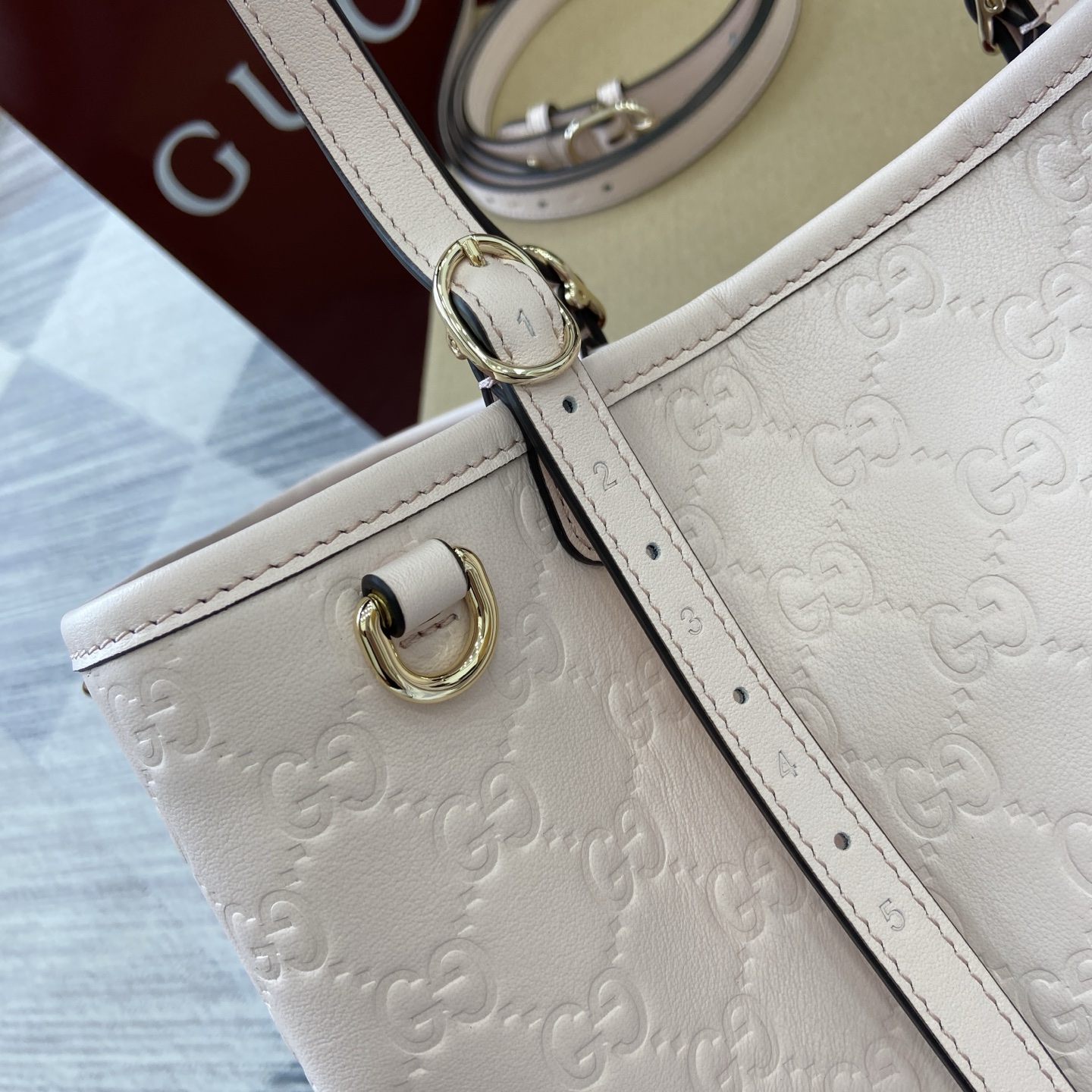 Gucci Emblem Small Tote Bag in Pink Leather with Adjustable Strap 6 i1756271424311 2863 0 5