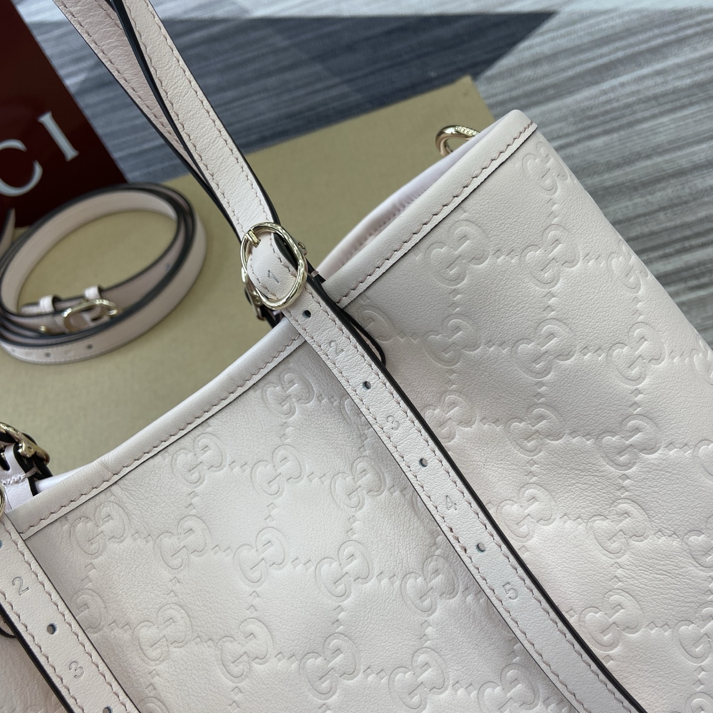 Gucci Emblem Small Tote Bag in Pink Leather with Adjustable Strap 7 i1756271424311 6592 0 6