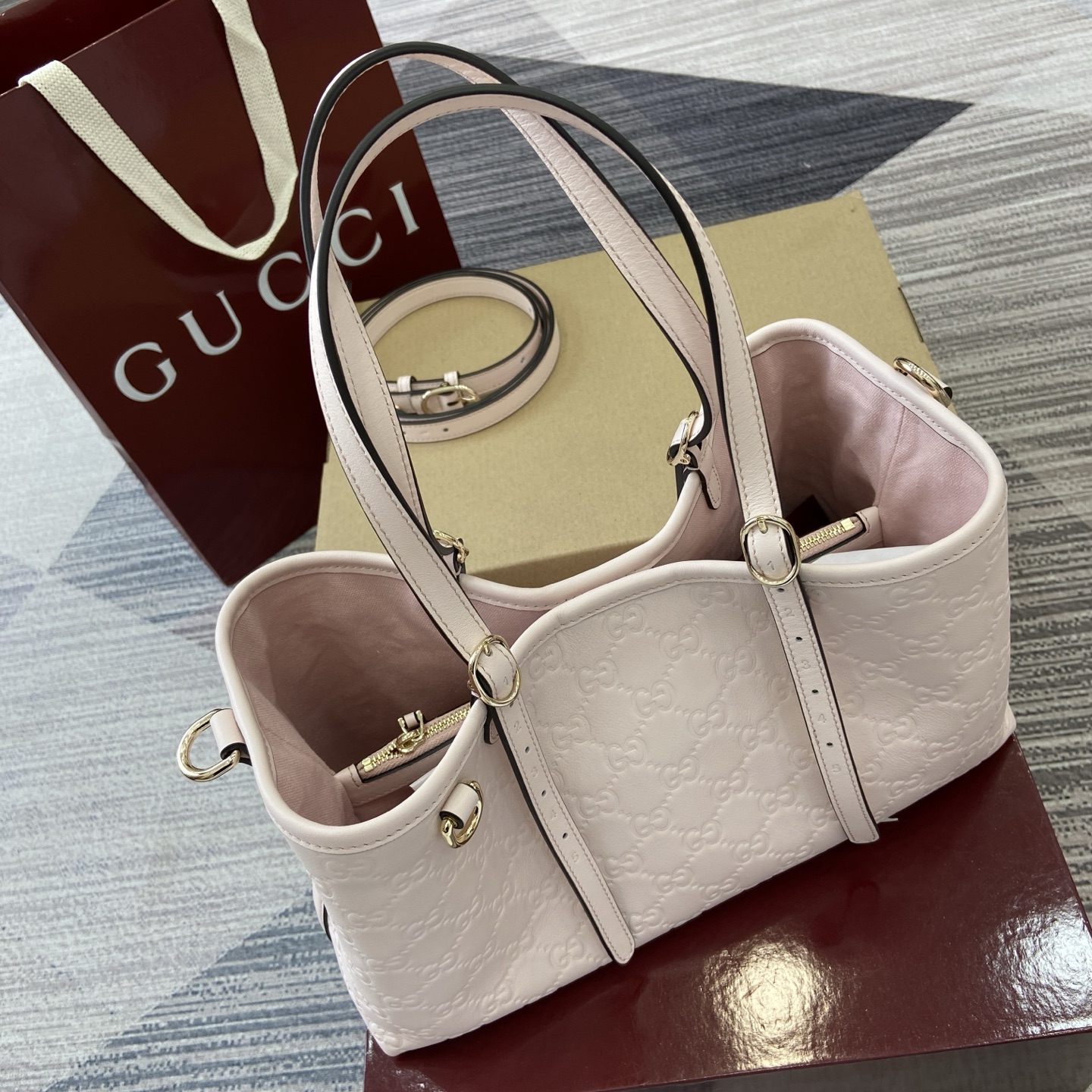 Gucci Emblem Small Tote Bag in Pink Leather with Adjustable Strap 5 i1756271424339 726 0 3