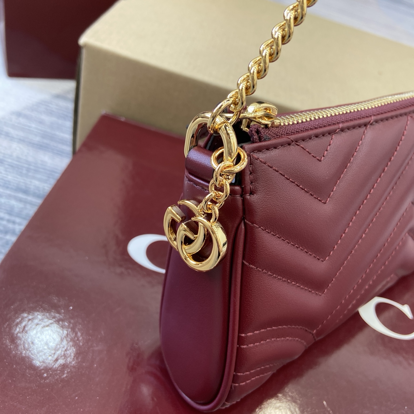 Gucci Marmont Small Shoulder Bag in Red Leather with Gold Chain 12 i1756786203016 5765 0 5