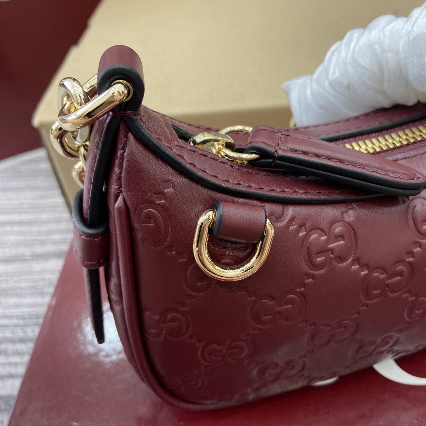 Gucci Emblem Small Shoulder Bag in Ankara Red Embossed Leather with Chain Strap 7 i1757309071697 7934 0 5