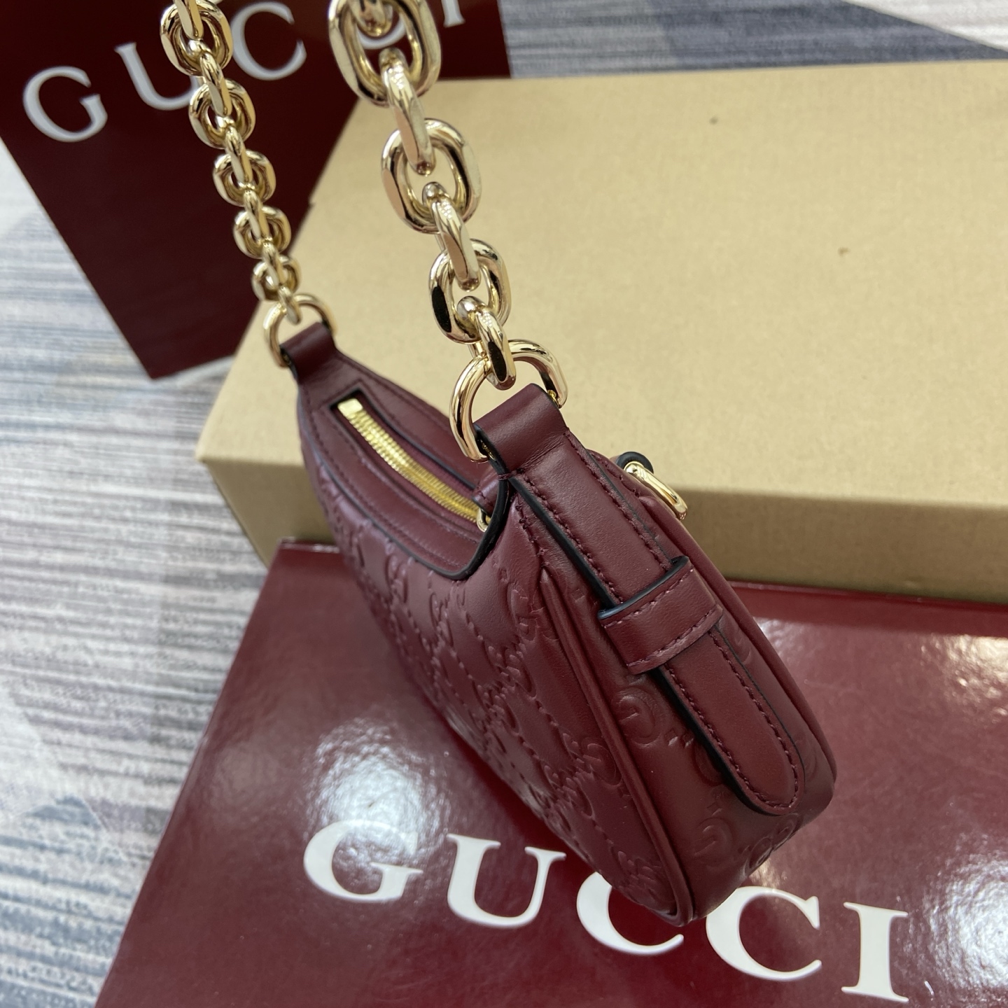 Gucci Emblem Small Shoulder Bag in Ankara Red Embossed Leather with Chain Strap 5 i1757309071774 718 0 2