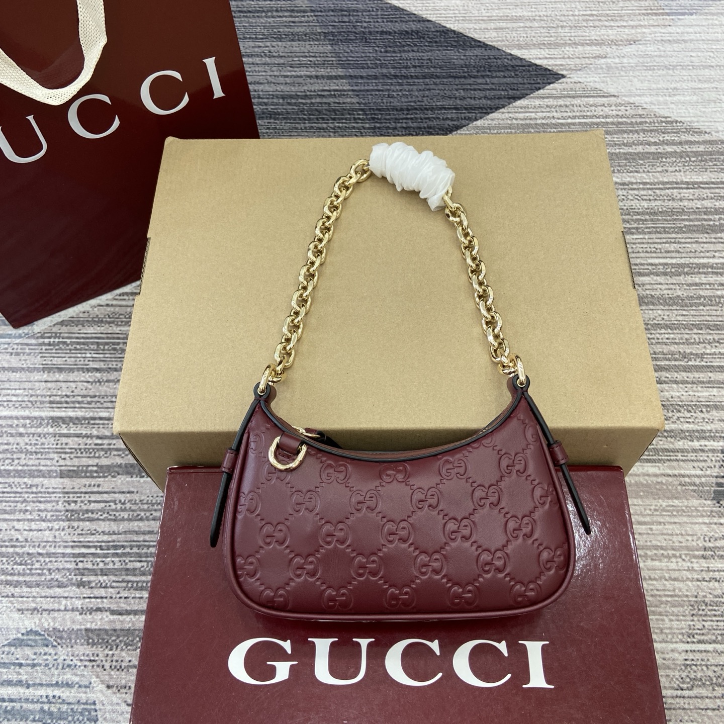 Gucci Emblem Small Shoulder Bag in Ankara Red Embossed Leather with Chain Strap 3 i1757309073307 7496 0 0