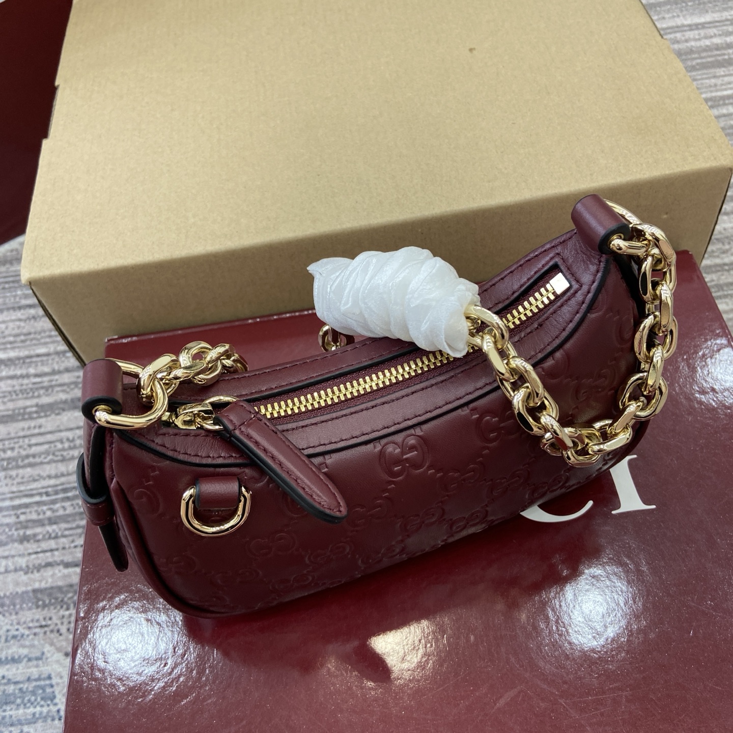 Gucci Emblem Small Shoulder Bag in Ankara Red Embossed Leather with Chain Strap 6 i1757309073468 8782 0 3