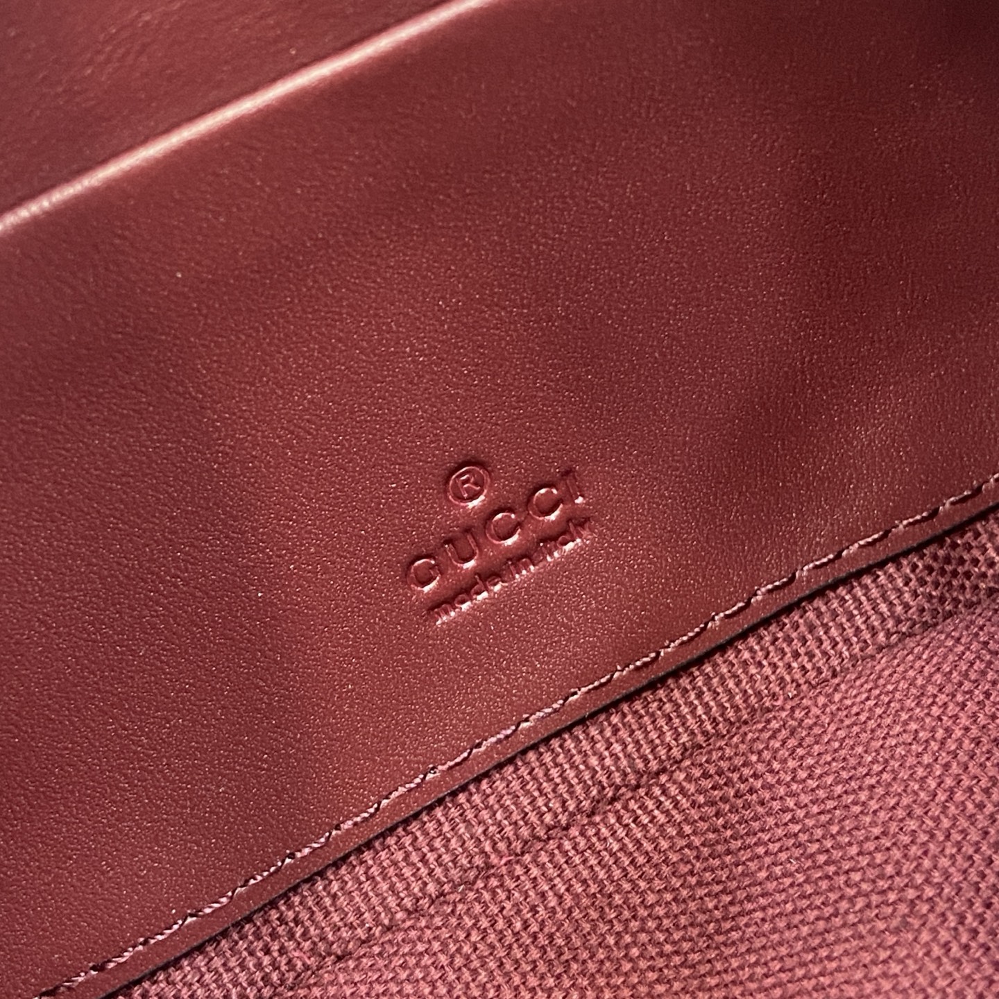 Gucci Emblem Small Shoulder Bag in Ankara Red Embossed Leather with Chain Strap 11 i1757309074997 1514 0 10