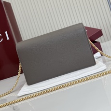 【配全套包装】‼️《Gucci新世代》系列深入探索品牌的典藏元素,将不同世代的设计融合为一体,谱写出一段 【配全套包装】‼️《Gucci新世代》系列深入探索品牌的典藏元素,将不同世代的设计融合为一体,谱写出一段