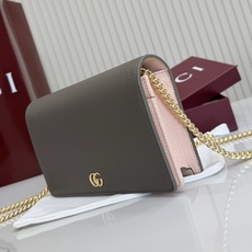 【配全套包装】‼️《Gucci新世代》系列深入探索品牌的典藏元素,将不同世代的设计融合为一体,谱写出一段 【配全套包装】‼️《Gucci新世代》系列深入探索品牌的典藏元素,将不同世代的设计融合为一体,谱写出一段