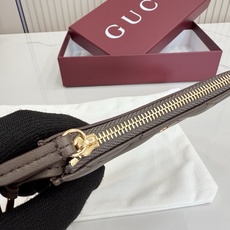 【配全套包装】‼️这款GG Marmont系列钥匙包以黑色V型Matelassé牛皮革打造,内部配有一个 【配全套包装】‼️这款GG Marmont系列钥匙包以黑色V型Matelassé牛皮革打造,内部配有一个