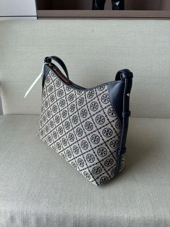 Tory Burch ～TB最新款 T MONOGRAM邮差包系列 最新款 单肩包 斜挎包 肩带可以调节长短