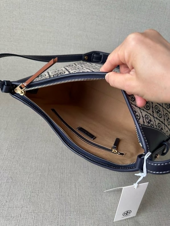 Tory Burch ～TB最新款 T MONOGRAM邮差包系列 最新款 单肩包 斜挎包 肩带可以调节长短