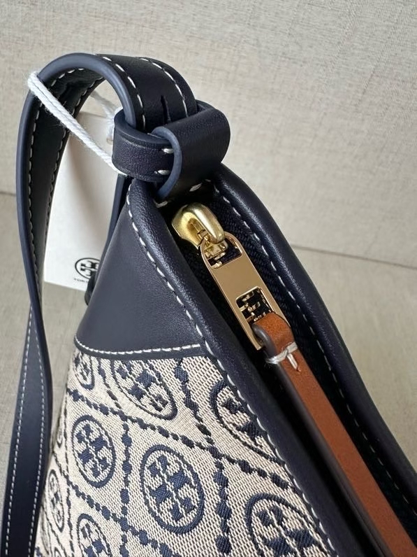 Tory Burch ～TB最新款 T MONOGRAM邮差包系列 最新款 单肩包 斜挎包 肩带可以调节长短