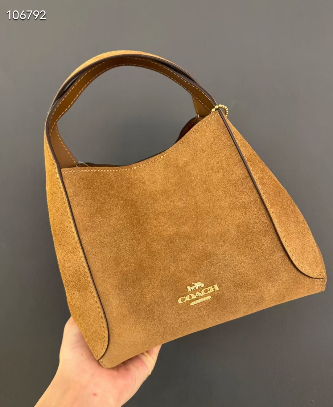COACH CY259 Hadley No. 21 suede vegetable basket deerskin is not perfect, it is indeed unique. It has a retro, frank, free and uninhibited wander
