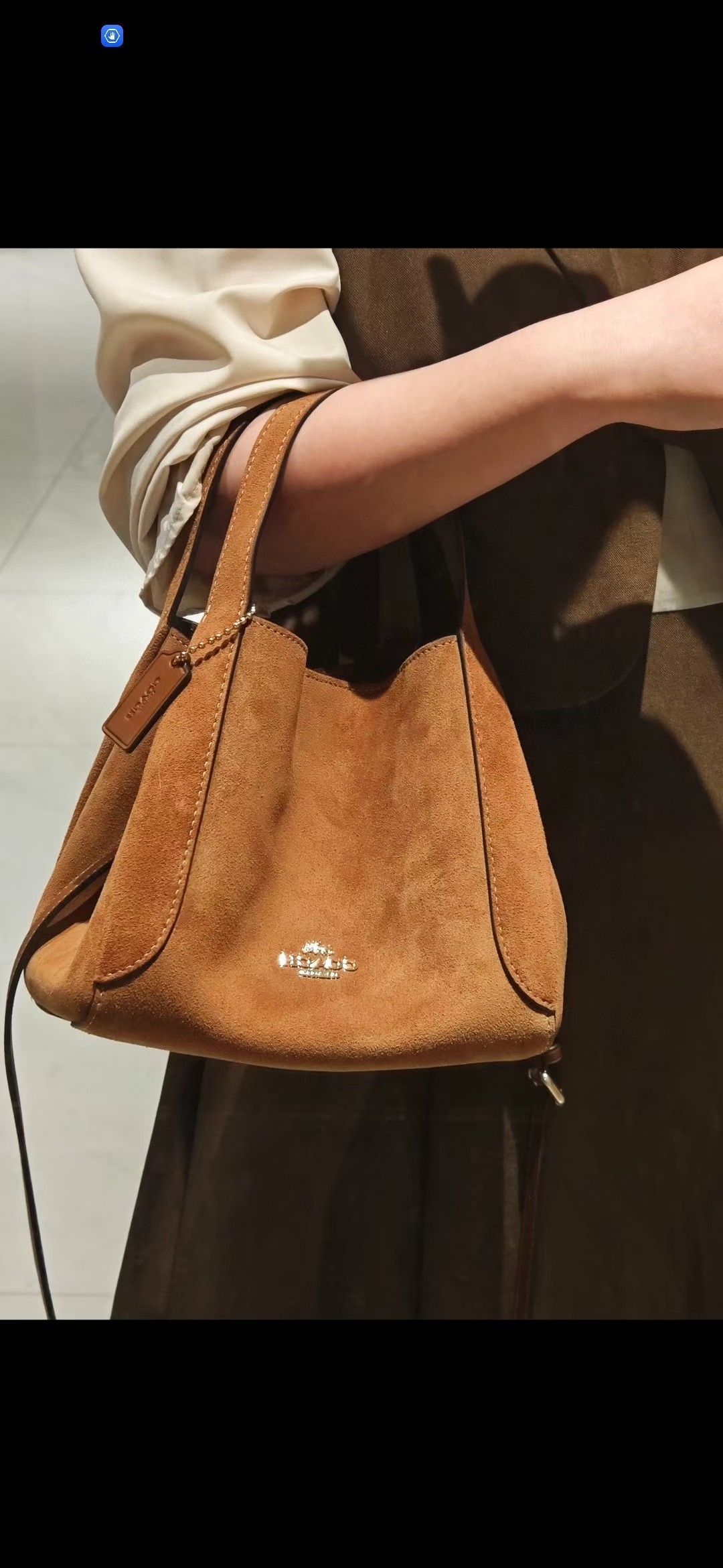 COACH CY259 Hadley No. 21 suede vegetable basket deerskin is not perfect, it is indeed unique. It has a retro, frank, free and uninhibited wander