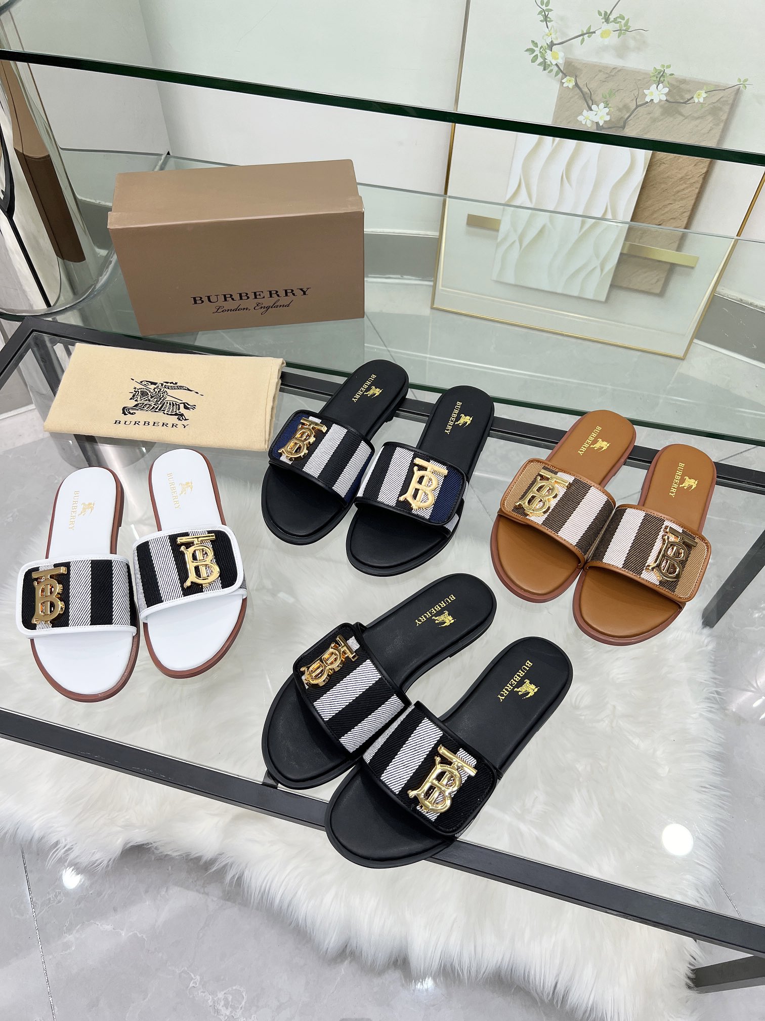 NO:409367,[Celebration][Celebration] New Burberry Slippers, original plaid simple, comfortable and casual, size 35-43, p, leather sole, slippers, burberry, slippers19860909[庆祝][庆祝]新款巴宝莉拖鞋,原版格子布简单舒适随性,35-43码,p,皮底,拖鞋,burberry,slippers,Women's Shoes