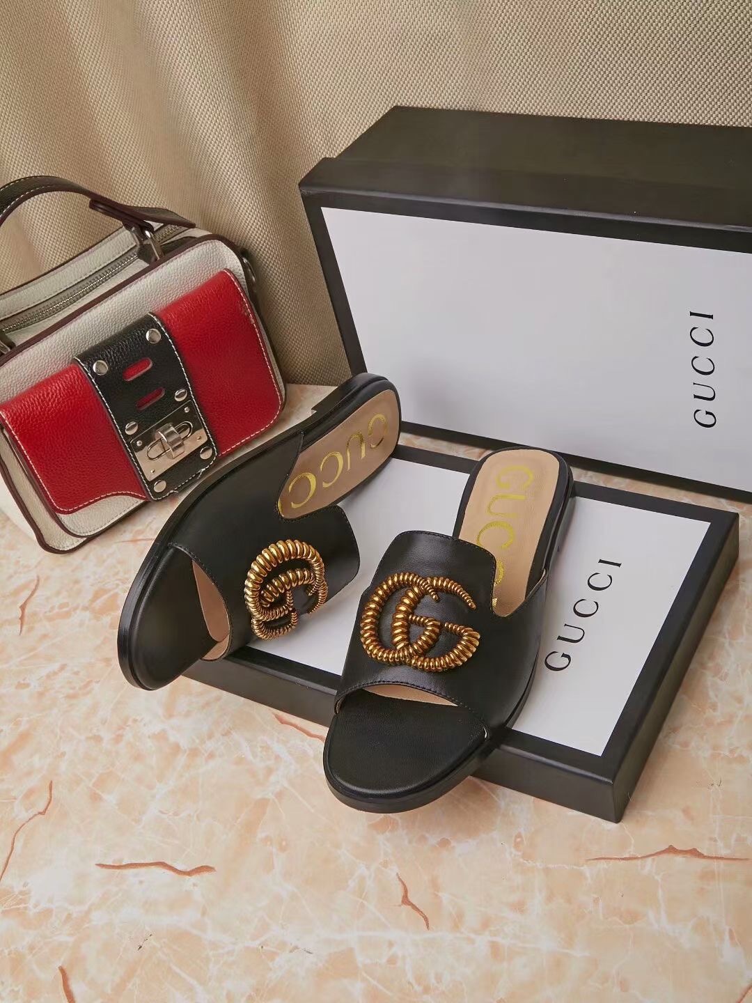 NO:166103,GUCCI slippers are shipped, with a simple and elegant design and comfortable feet. They show their taste and temperament when worn with any dress. The upper is top layer of cowhide and sheepskin inside, sizes 35-40. Sizes 41-42 can be customized. There are black~white~bright red~3 colors, slippers, gucci, slippers, cowhide, sheepskin19860909GUCCI拖鞋出货了,设计简约大气,脚感舒适.搭配任意着装都尽显品位、气质,鞋面头层牛皮,内里羊皮,35-40码.41-42码可以订做.有黑色~米白色~大红色～3个颜色,拖鞋,gucci,slippers,cowhide,sheepskin,Women's Shoes