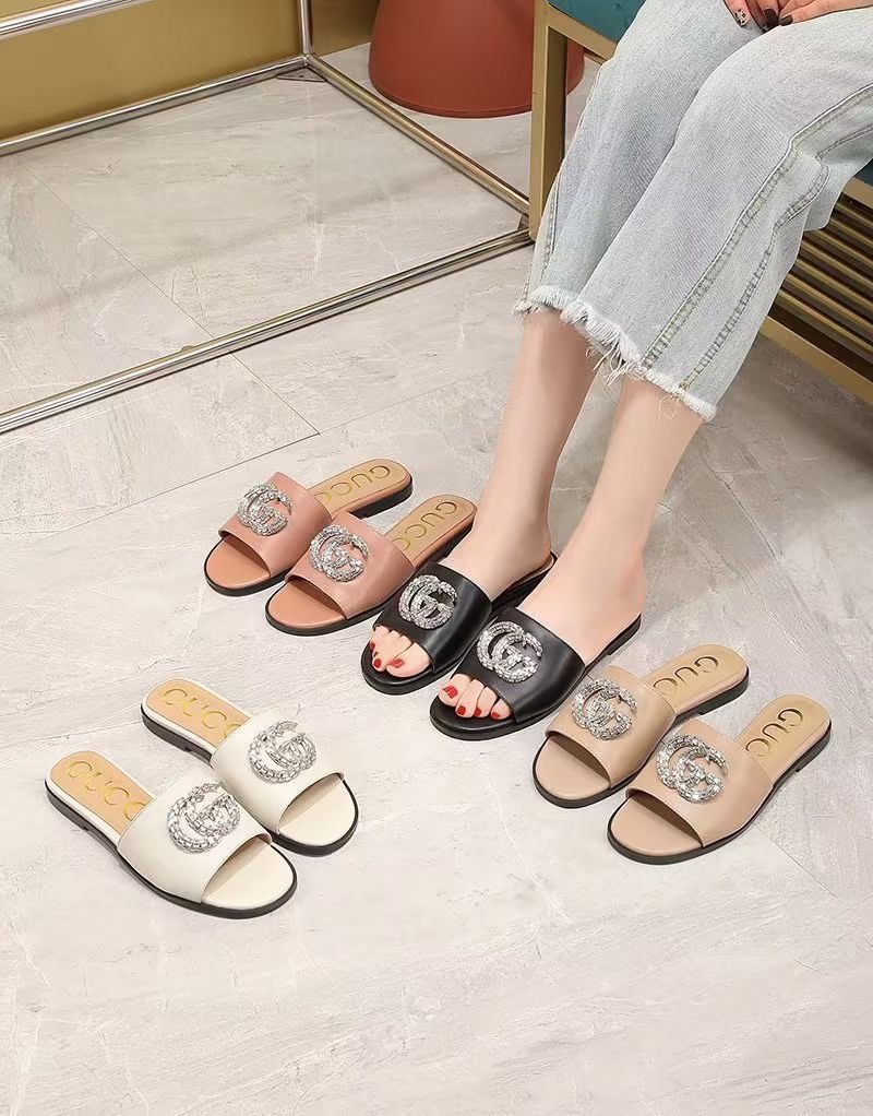 NO:166105,GUCCI slippers are shipped, and the shiny crystal double G combination adds elegance and makes the overall design charm more beautiful. The upper top layer leather, inner sheepskin, sizes 35-40. Size 41-43 can be customized. There are 4 colors of black ~ meat apricot color ~ apricot color ~ beige white. Slippers, gucci, slippers, sheepskin19860909GUCCI拖鞋出货了,闪亮的水晶双G搭配更添优雅气质,令整个设计魅力倍增上脚超美.鞋面头层皮,内里羊皮,35-40码.41-43码可以订做.有黑色~肉杏色～杏色～米白色4个颜色.,拖鞋,gucci,slippers,sheepskin,Women's Shoes