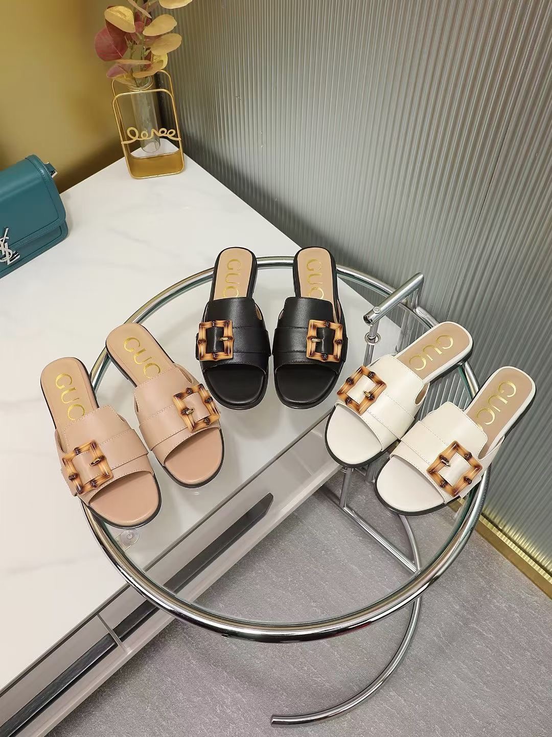 NO:166088,GUCCI new sandals have perfect details, showing the style of a big brand, high-quality and boutique, super beautiful, top layer of cowhide on the upper, sizes 35-40. Sizes 41-43 can be customized. There are black ~ apricot ~ beige ~ 3 colors, Yuan. Must-in-summer!  ,slippers,gucci,sandals,slippers,cowhide,sheepskin19860909GUCCI新款凉鞋细节完美,尽显大牌风范,高品质精品超级好看,鞋面头层牛皮,内里羊皮,35-40码.41-43码可以订做.有黑色~杏色～米白色～3个颜色,元.夏季必入哦！,拖鞋,gucci,sandals,slippers,cowhide,sheepskin,Women's Shoes