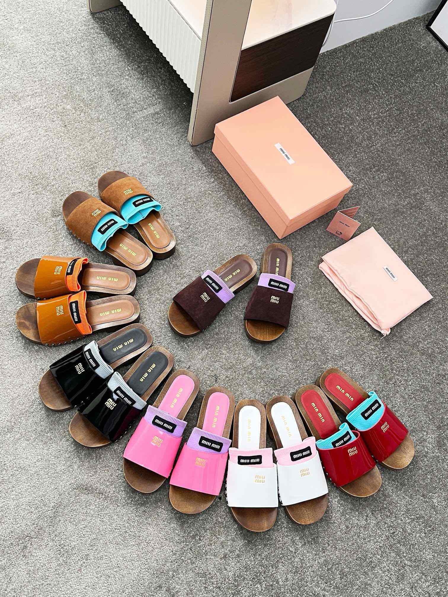 NO:235932,2025 new model miumin wooden clogs, upper seven-color cowhide, inner sheepskin, heel height: 3·5 imported logs   rubber, size SIZE.34–42 (34.41.42 custom made, no return or exchange), slippers, miumiu, slippers, cowhide, sheepskin198609092025新款 miumin木屐 鞋面七色牛皮 内里羊皮  跟高: 3·5 大底进口原木 橡胶 码数SIZE.34–42（34.41.42订做不退不换）,拖鞋,miumiu,slippers,cowhide,sheepskin,Women's Shoes