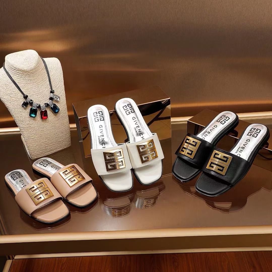 NO:166091,GIVENCHY/Givenchy open-toe flat slippers are shipped. The metal buckle with the brand logo is matched with the metallic silver leather pad, which is high-end and elegant. The upper top layer cowhide, inner sheepskin, size 35-40. Size 41-42 can be customized. There are black~white~apricot color~3 colors, slippers, given, given, slippers, cowhide, sheepskin19860909GIVENCHY/纪梵希露趾平底拖鞋出货了,带有品牌标志的金属饰扣与金属质感的银色皮垫搭配,高端大气上档次.鞋面头层牛皮,内里羊皮,35-40码.41-42码可以订做.有黑色~米白色~杏色～3个颜色,拖鞋,givenchy,givenchy,slippers,cowhide,sheepskin,Women's Shoes