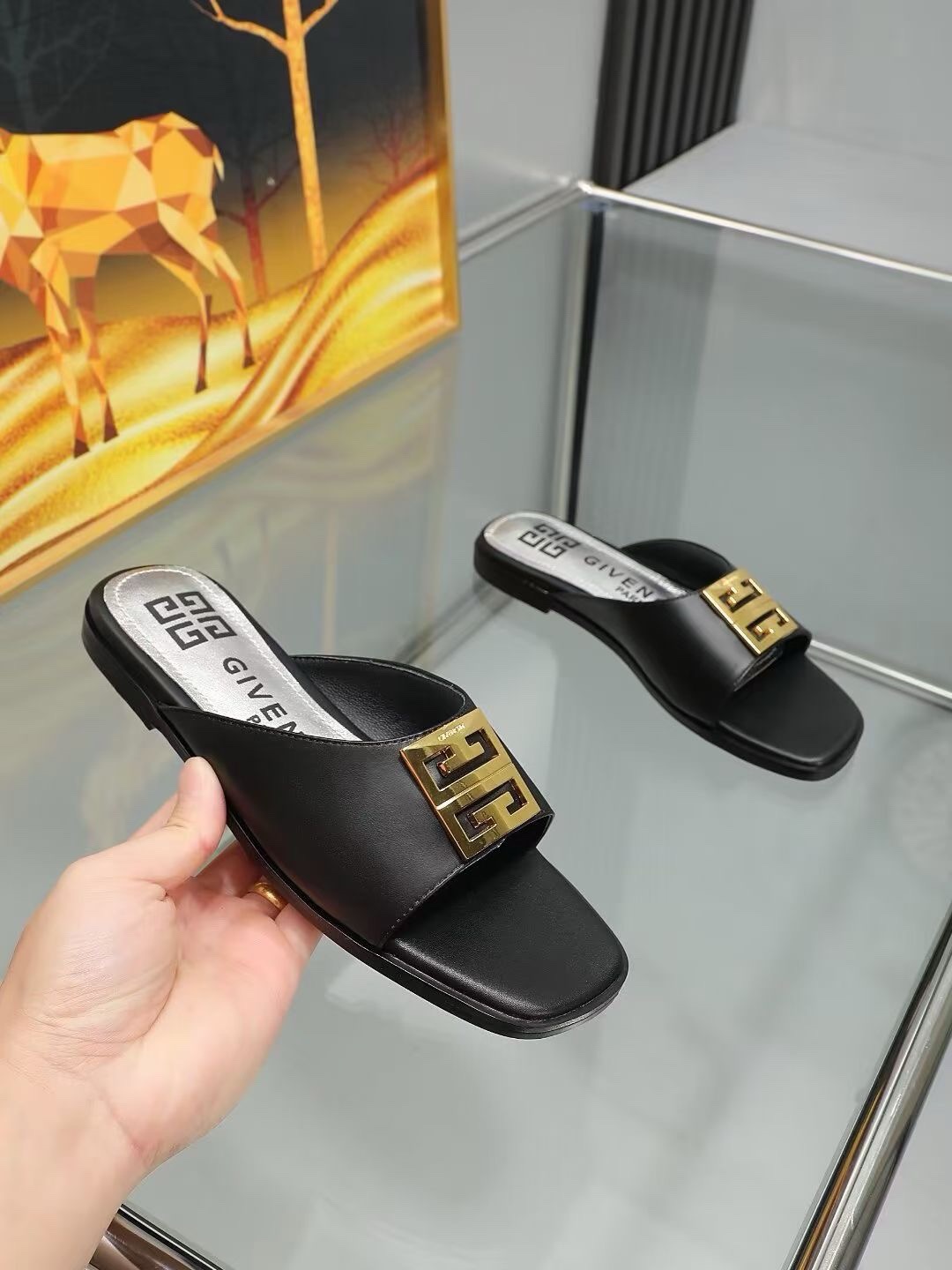 NO:166089,GIVENCHY/Givenchy open-toe flat slippers are shipped. The metal buckle with the brand logo is matched with the metallic silver leather pad, which is high-end and elegant. The upper top layer cowhide, inner sheepskin, size 35-40. Size 41-43 can be customized. It is available in black~white~apricot~3 colors, slippers, given, given, slippers, cowhide, sheepskin19860909GIVENCHY/纪梵希露趾平底拖鞋出货了,带有品牌标志的金属饰扣与金属质感的银色皮垫搭配,高端大气上档次.鞋面头层牛皮,内里羊皮,35-40码.41-43码可以订做.有黑色~米白色~杏色～3个颜色,拖鞋,givenchy,givenchy,slippers,cowhide,sheepskin,Women's Shoes