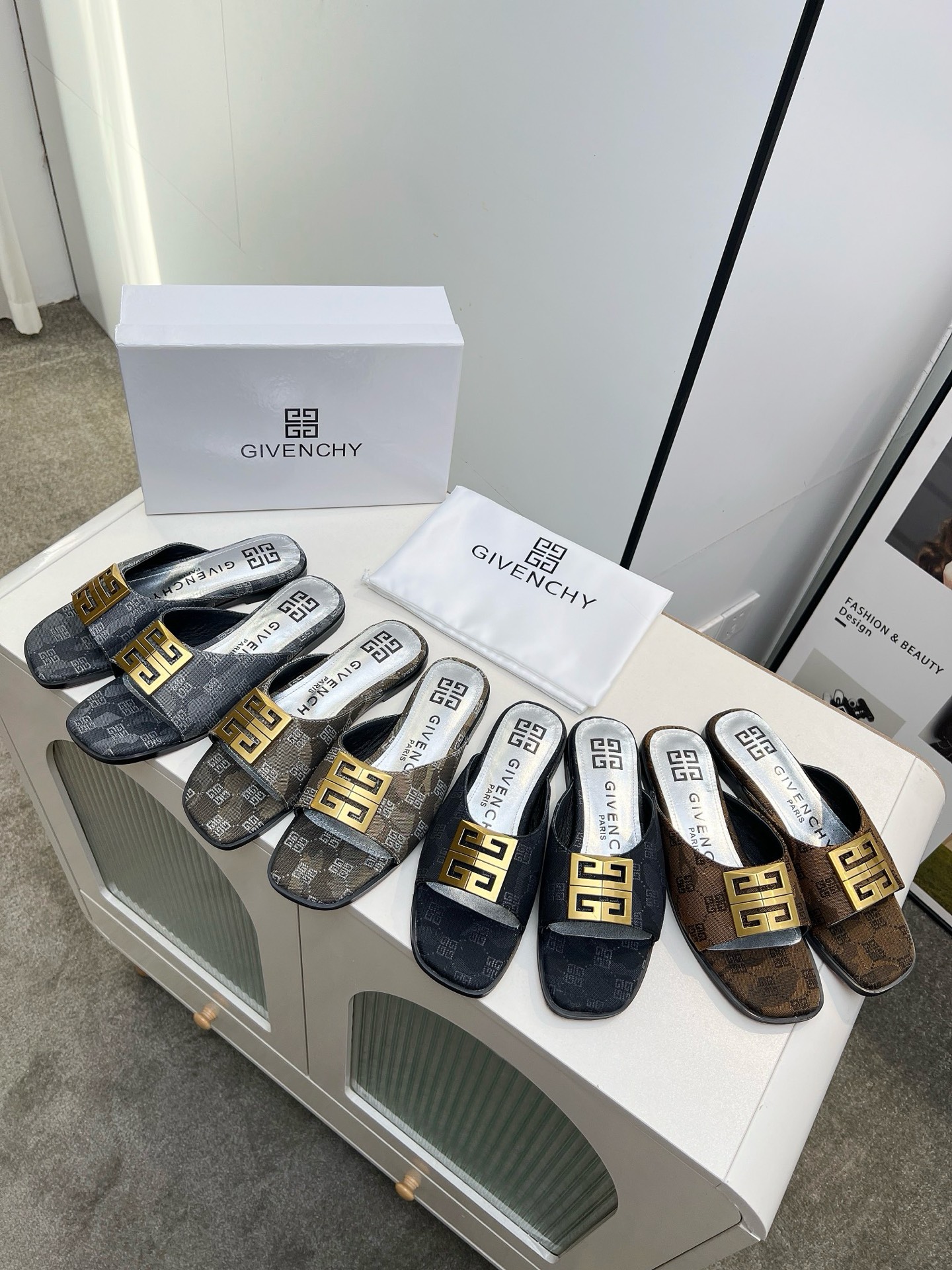 NO:166087,GIVENCHY/Givenchy open-toe flat slippers are shipped. The metal buckle with the brand logo is matched with the metallic silver leather pad, which is high-end and elegant. The upper top layer of cowhide, inner sheepskin, sizes 35-40. Size 41-43 can be customized. [Celebration] [Celebration], slippers, given, given, slippers, cowhide, sheepskin19860909GIVENCHY/纪梵希露趾平底拖鞋出货了,带有品牌标志的金属饰扣与金属质感的银色皮垫搭配,高端大气上档次.鞋面头层牛皮,内里羊皮,35-40码.41-43码可以订做.[庆祝][庆祝][庆祝],拖鞋,givenchy,givenchy,slippers,cowhide,sheepskin,Women's Shoes