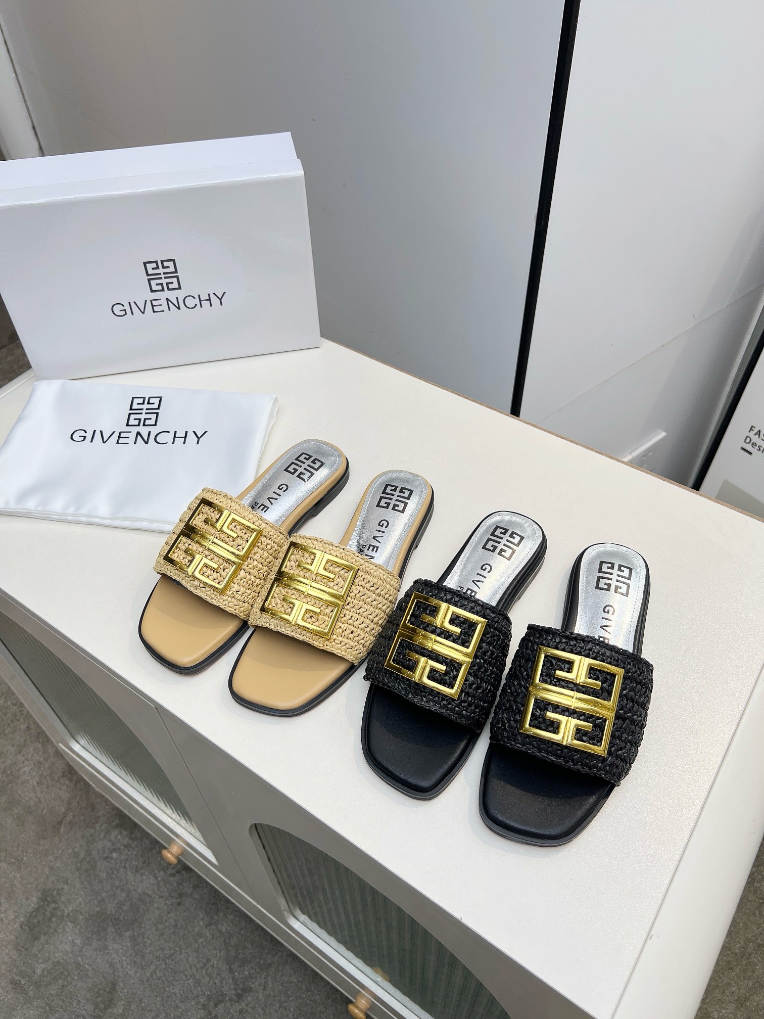 NO:166090,GIVENCHY/Givenchy open-toe flat slippers are shipped. The metal buckle with the brand logo is matched with the metallic silver leather pad, which is high-end and elegant. The upper top layer of cowhide, inner sheepskin, size 35-40. Size 41-43 can be customized. It is available in black~~ apricot color~ color [celebration][celebration][celebration], slippers, given, given, given, slippers, cowhide, sheepskin19860909GIVENCHY/纪梵希露趾平底拖鞋出货了,带有品牌标志的金属饰扣与金属质感的银色皮垫搭配,高端大气上档次.鞋面头层牛皮,内里羊皮,35-40码.41-43码可以订做.有黑色~~杏色～颜色[庆祝][庆祝][庆祝],拖鞋,givenchy,givenchy,slippers,cowhide,sheepskin,Women's Shoes
