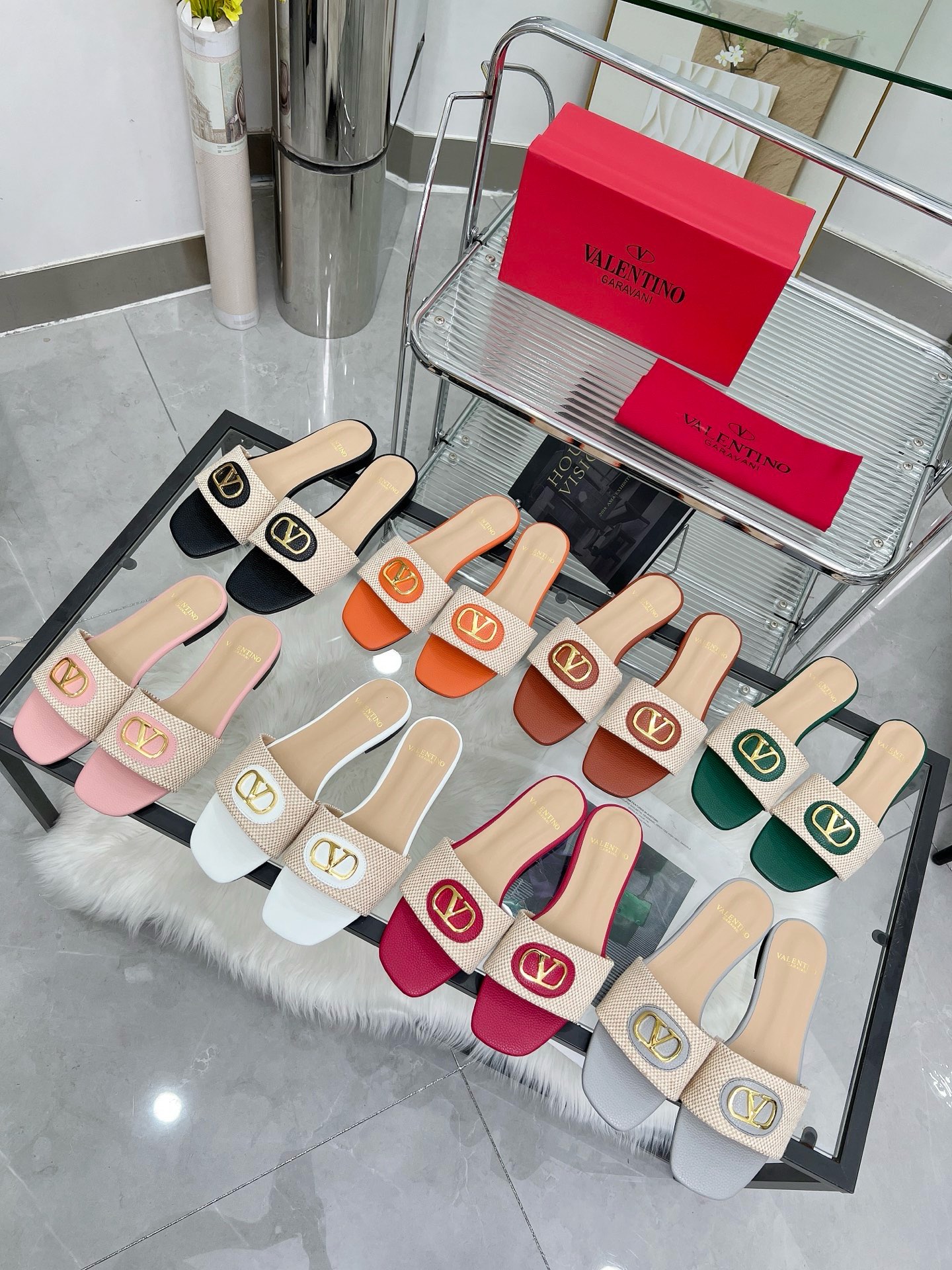 NO:235947,Valentino, 25 spring and summer new products Valentino color-blocking flat-soled drag, sizes 35-43, purchase price, leather soles, slippers, valentino, valentino, slippers19860909Valentino,25款春夏新品华伦天奴拼色平底拖,35-43码,拿货价,皮底,拖鞋,valentino,valentino,slippers,Women's Shoes