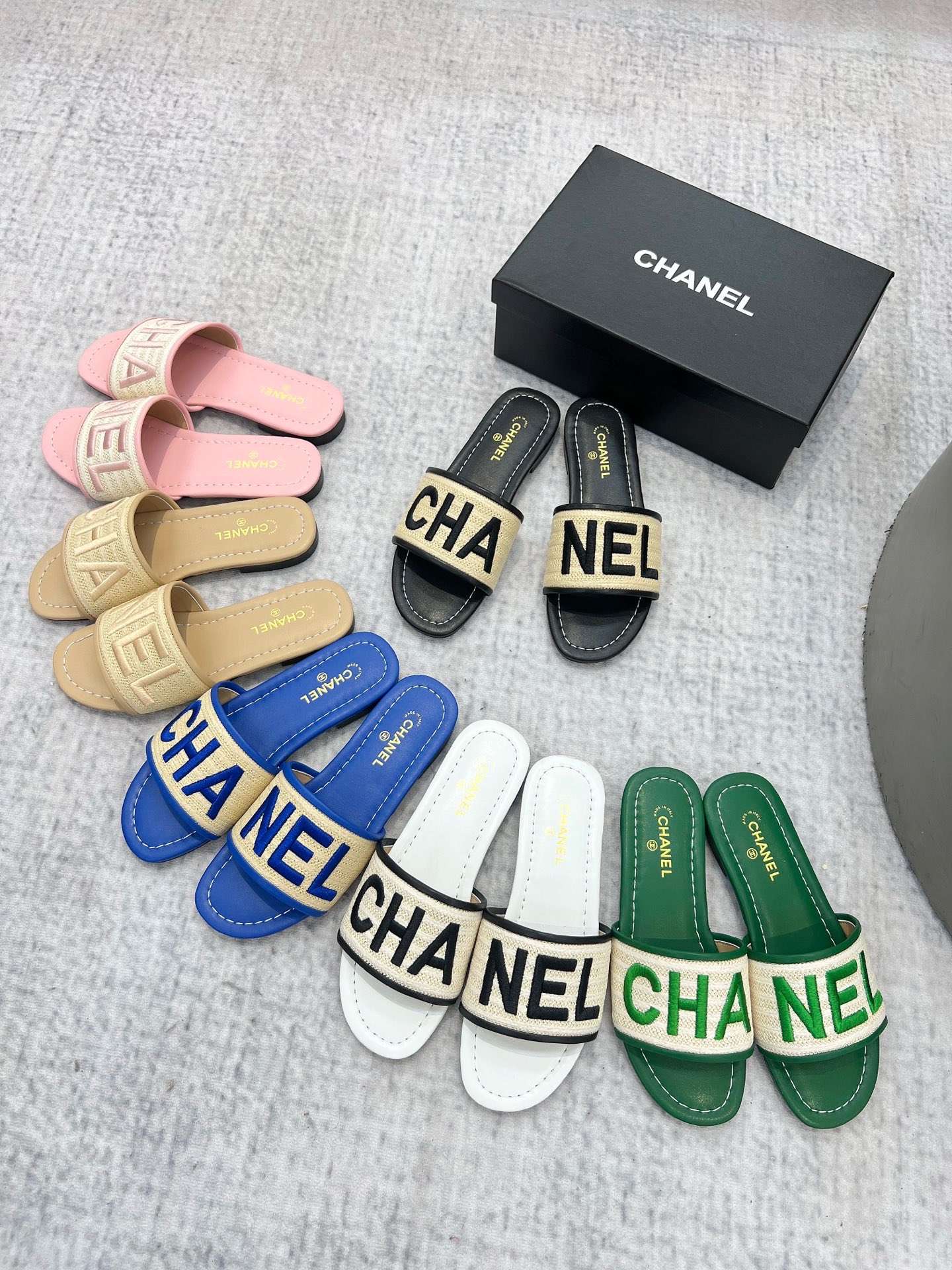 NO:230355,CHANEL, the upper adopts three-dimensional electric embroidery technology, the upper is comfortable, soft and breathable, Futian must have sizes 35-43, P, leather sole, slippers, chanel, slippers19860909CHANEL,鞋面采用立体电绣工艺,上脚舒适柔软透气,复天必备35-43码,P,皮底,拖鞋,chanel,slippers,Women's Shoes