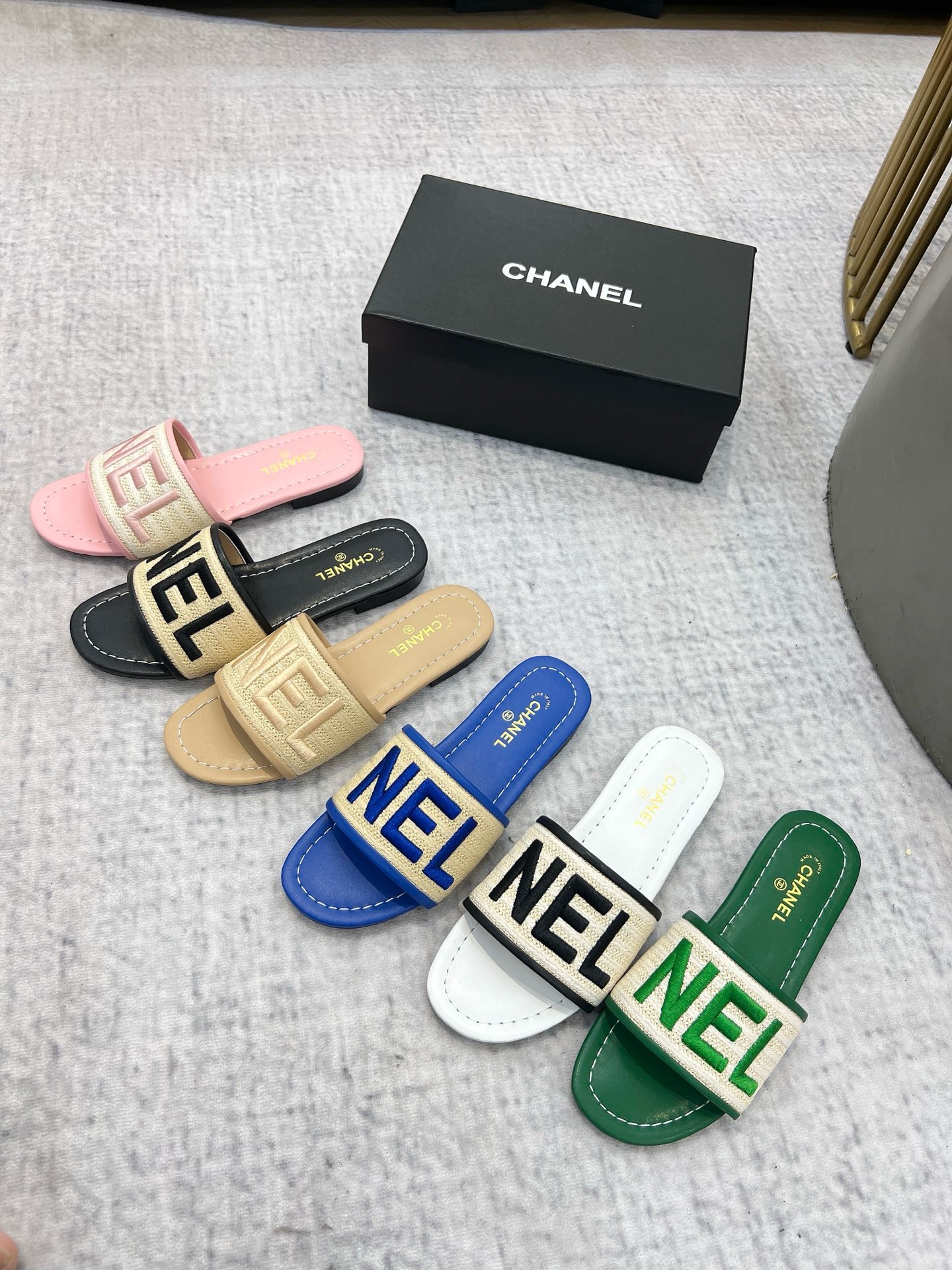 NO:224208,CHANEL, the upper adopts three-dimensional electric embroidery technology, the upper is comfortable, soft and breathable, Futian must have sizes 35-43, leather sole, slippers, chanel, slippers19860909CHANEL,鞋面采用立体电绣工艺,上脚舒适柔软透气,复天必备35-43码,,皮底,拖鞋,chanel,slippers,Women's Shoes