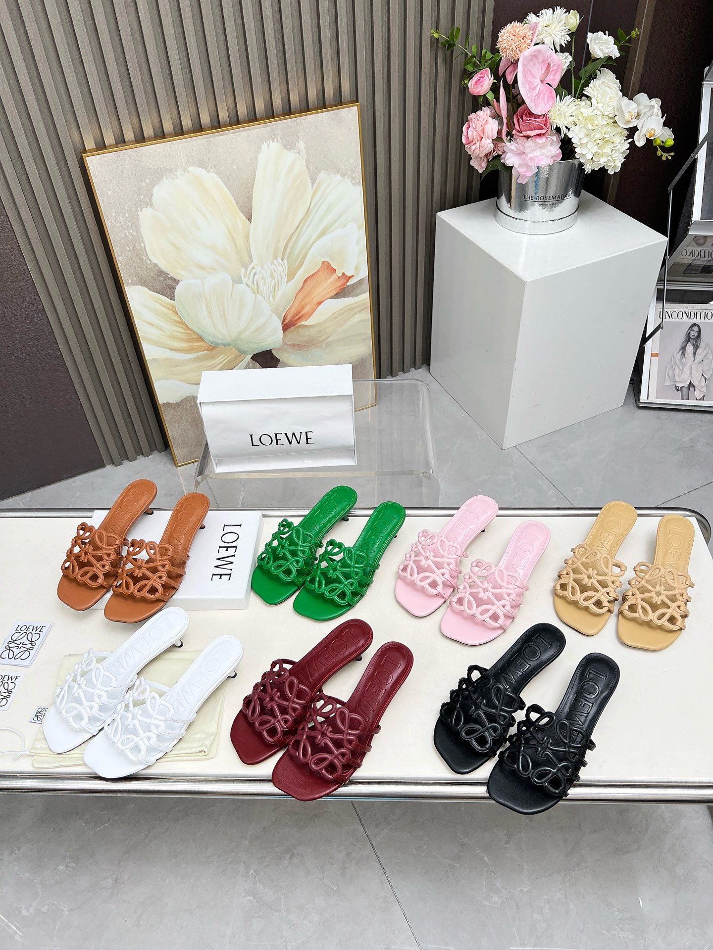 NO:265738,LOEWE | Luo Yiwei Summer Holiday Series is constantly being preheated. A kitten heel is specially launched, and a dress is very fairy when going on vacation. The fabric is top layer of cowhide. The heel is 4.5 cm high. Injection molded sole. 7 colors are selling well. 35-43. Like rubber sole. genuine leather, slippers, loewe, loewe, slippers, skirts, cowhide19860909LOEWE |罗意威夏日度假系列持续预热中.特推出小猫跟,配上连衣裙去度假太仙了.面料头层牛皮.跟高4.5厘米.注塑大底.7色热卖中.35-43.像胶底.真皮的,拖鞋,loewe,loewe,slippers,skirts,cowhide,Women's Shoes