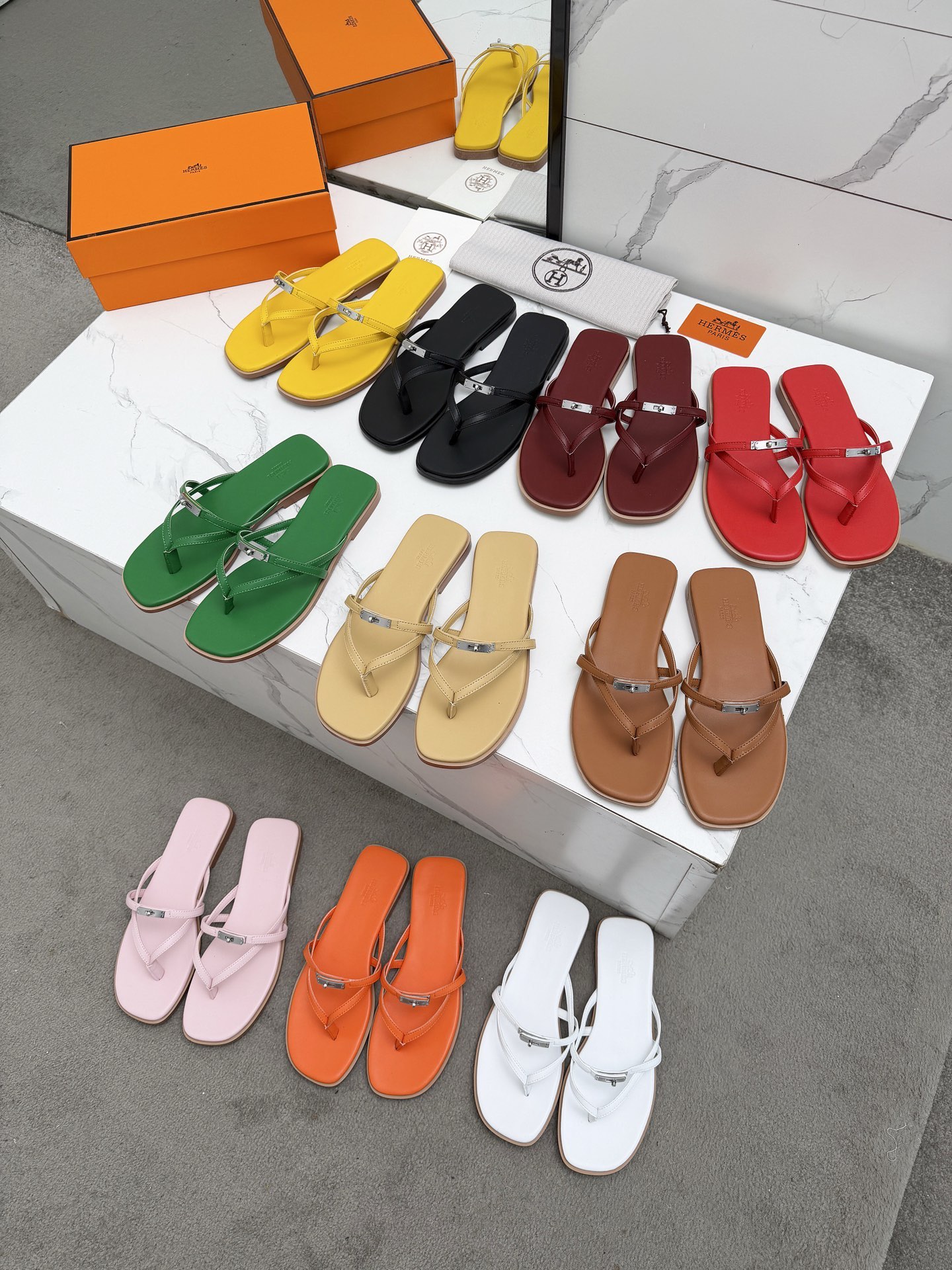NO:817369,Hermes 2026 early spring new Kelly buckle flip-flops 35-43. Rubber sole. Genuine leather sole, slippers, hermes, hermes, slippers19860909Hermes爱马仕2026早春新款Kelly扣人字拖35-43.橡胶底.真皮底,拖鞋,hermes,hermes,slippers,Women's Shoes