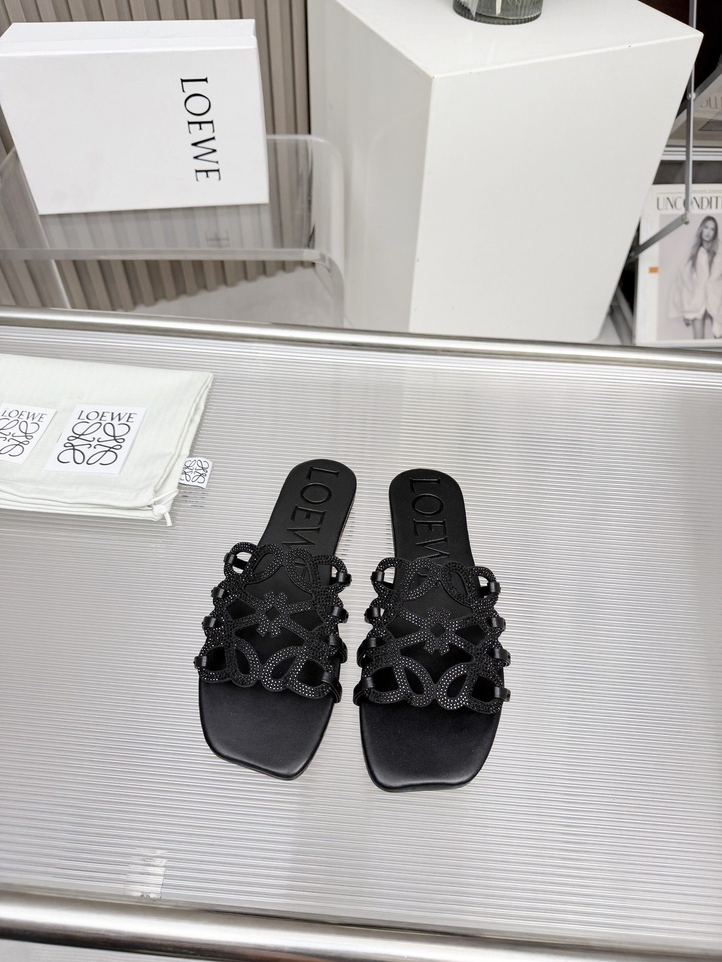 NO:817383,loewe Loewe 2026 new rhinestone slippers 35-43. Rubber sole P140. Genuine leather sole, slippers, loewe, loewe, slippers19860909loewe罗意威2026新款水钻拖鞋35-43.橡胶底Ｐ140.真皮底,拖鞋,loewe,loewe,slippers,Women's Shoes