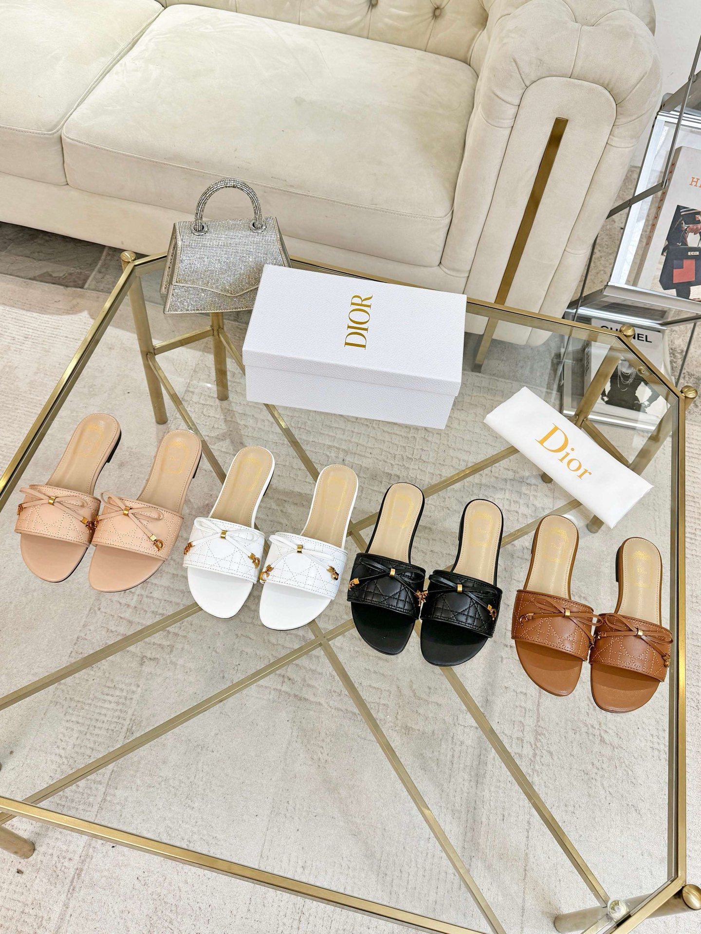 NO:817313,Dior 2026 early spring slippers, sheepskin surface, electric embroidery + hardware buckle bow, size 35-42, rubber sole, genuine leather sole, slippers, dior, slippers, sheepskin19860909迪奥2026早春拖鞋羊皮面 电绣工艺+五金饰扣蝴蝶结 码数 35-42 橡胶底 真皮底,拖鞋,dior,slippers,sheepskin,Women's Shoes