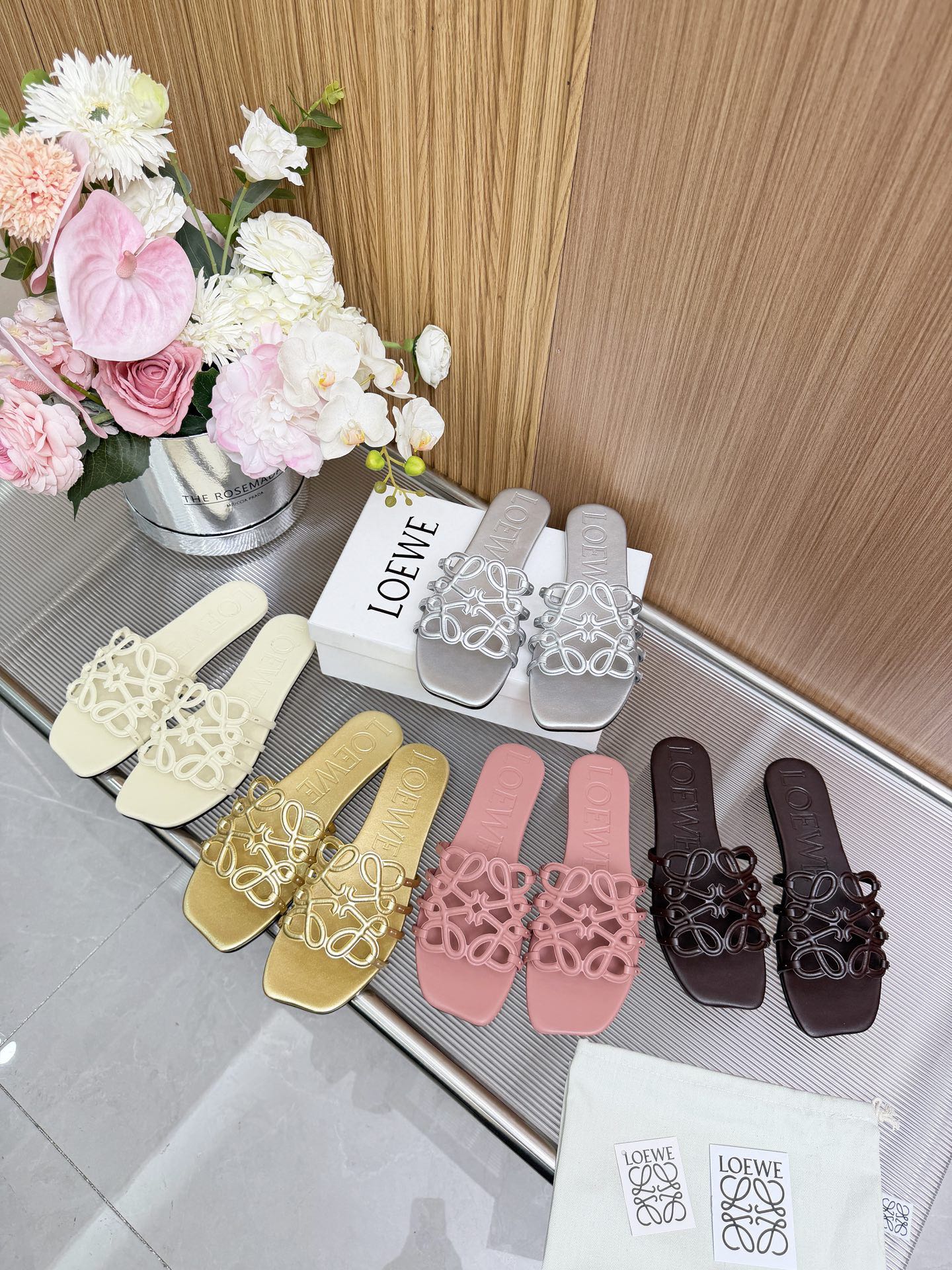 NO:817355,LOEWE2026 new color summer limited edition hollow slippers, the new color is really easy to wear!  !  !  Really highly recommended to all little fairies, rubber soles, genuine leather soles, 35-43, slippers, loewe, loewe, slippers19860909罗意威LOEWE2026新色夏季限定镂空拖鞋,新色真的太好穿了！！！真的强烈推荐给各小仙女,橡胶底.真皮底.35-43,拖鞋,loewe,loewe,slippers,Women's Shoes